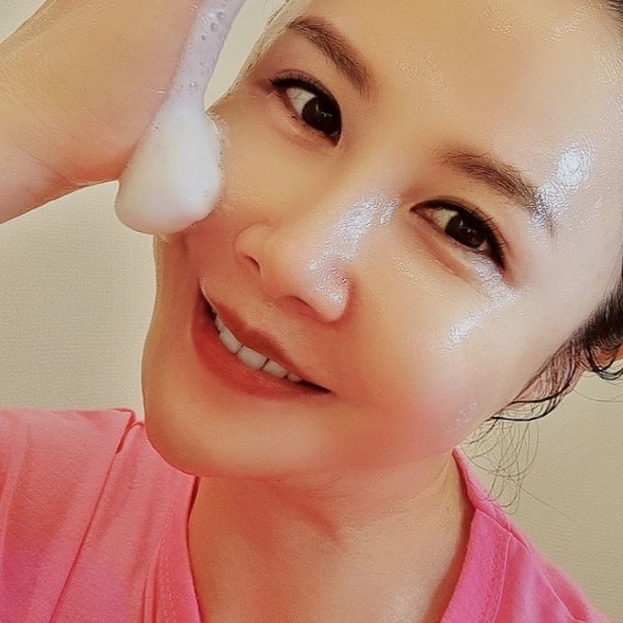 🌈화장품을 사랑하는 여자이지만...

요즘 내몸 챙기고, 가족들 챙기느라 리뷰어일을 통~ 못하고 있었어요.

🌈근데 핑쿠핑쿠한 <스위틴> 은 외면할 수가 없네요^^

✔️스위틴의 <비타민 글로우 버블 세럼> 

역시 믿고 쓰는 스위틴^^

▶️향기부터, 제형, 흡수력까지 짱짱짱!!!

▶️성분은 또 이렇게 알찰 수가 없다!!!

✔️아데노신, 나이아신아마이드로 주름과 미백을 동시에 잡고^^

✔️거기다 비타민C, 당근 콜라겐, 8종 히알루론산, 사탕수수 스쿠알렌까지 가득~~~

🌈보글보글 버블세럼이 

쓱~ 지나가면
싹~ 흡수되면서
짠~ 광채가 터지네요^^

✔️정말 촉촉하고, 탱그르르한 피부♡ 보장합니다^^

🌈오늘도 더 예뻐졌겠다^^ 너 때문에♡

✔️스위틴의 <비타민 글로우 버블 세럼>, 너~~~~~♡

#스위틴 #비타민글로우버블세럼 #미백세럼 #주름세럼 #미백주름2중기능성 #버블세럼 #비타민C세럼 #콜라겐세럼 #피부관리 #동안관리 #동안주부 #피부미인
