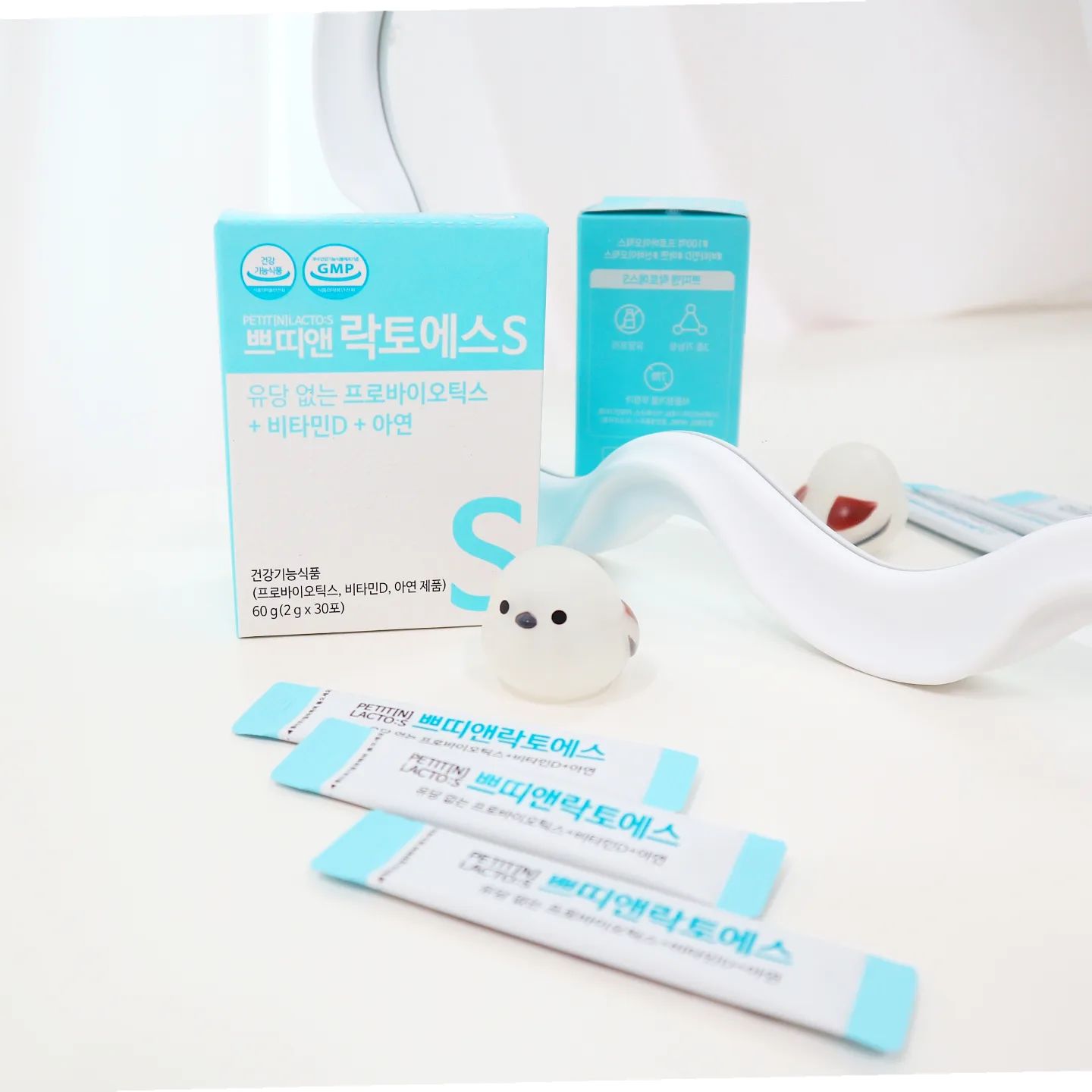 #협찬
오늘 아침도 유산균으로 하루 일과 시작!
🌞
저희 가족은 눈뜨자마자 미지근한 물 한컵 마셔주고
입안에 바로 유산균 한포 털어넣어주는데요
각자 다른 유산균을 먹다보니 챙겨주기도 정신 없고
불편하더라구요
그래서 돌쟁이 아기부터 어른까지 모두 함께 섭취 가능한
쁘띠앤 유당프리 유산균 먹고있어요:)👍 

100억 CFU 프로바이오틱스에
비타민D와 아연까지 한 번에 챙기는 키즈 유산균!
순하고 고소한 곡물맛이라 너무 맛있어요😘 

7가지 無첨가물 및 전성분 알러젠 FREE 제품이라 더 안심하고 먹고있는데요
아이가 다치지 않도록 모서리가 둥글게 제작되어있는 세심함과  뜯기쉬운 이지컷 패키지에 정말 반했잖아요
히히 

우리 가족 황금변을 위한 유당프리 쁘띠앤유산균!
하루 한포씩만 챙겨먹으면 되니 정말 간편하고 좋아요♡

#쁘띠앤 #쁘띠앤유산균 #유당프리유산균 #아기유산균 #키즈유산균 #가족유산균 #장건강 #유산균추천 #키즈유산균추천 #아기유산균추천