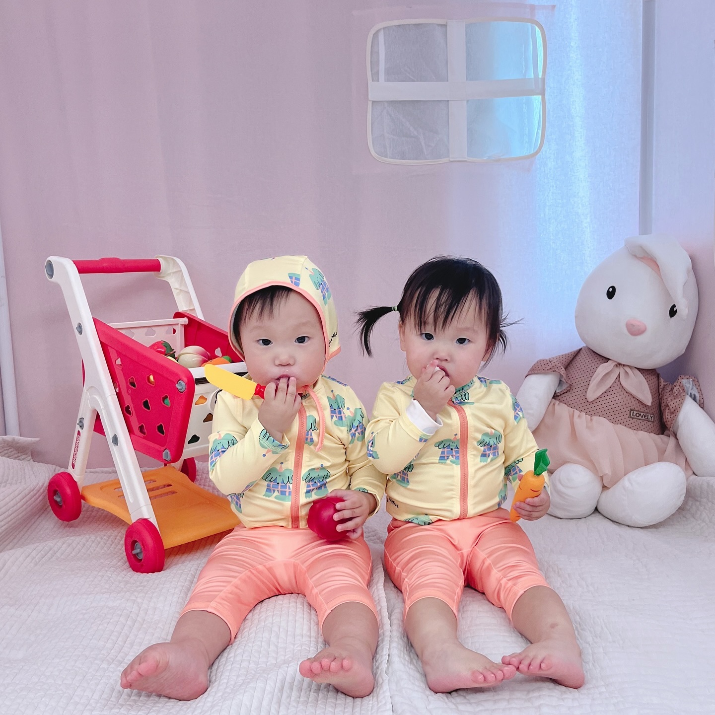 💛이채둥이 500일💛
오늘 어린이집에서 물놀이한다해서💦
수영복 입혀줬는데 넘 귀여워!!!
등원전에 사진찍어준다고 너무 막 찍은 엄마😅
요새 자기주장 너무 강해져서 힘들긴한데,
뭐라고 옹알옹알 얘기하는게 많아져서 그건 또 너무 귀엽고!
장난감 가지고 싸우고 뺏고 울고불고 하지만
둘이서 더 잘 노는거같아 그 모습도 사랑스러움!
너무 오랜만의 투샷! 쌍둥이 엄마된지 500일이라니🥹
우리 채채들도 크느라 고생했어💛
그리고 오늘은 우리 엄마 생신까지🎂 기쁘고 행복한날💛
.
쌍둥이는 사랑🫰🏻
.
#이채둥이 #인생500일차 #투샷 #쌍둥이 #트윈룩 #자매둥이 #딸둥이 #쌍둥이는사랑입니다 #쌍둥이육아 #쌍둥이네 #아기수영복 #여름즐기기 #500일