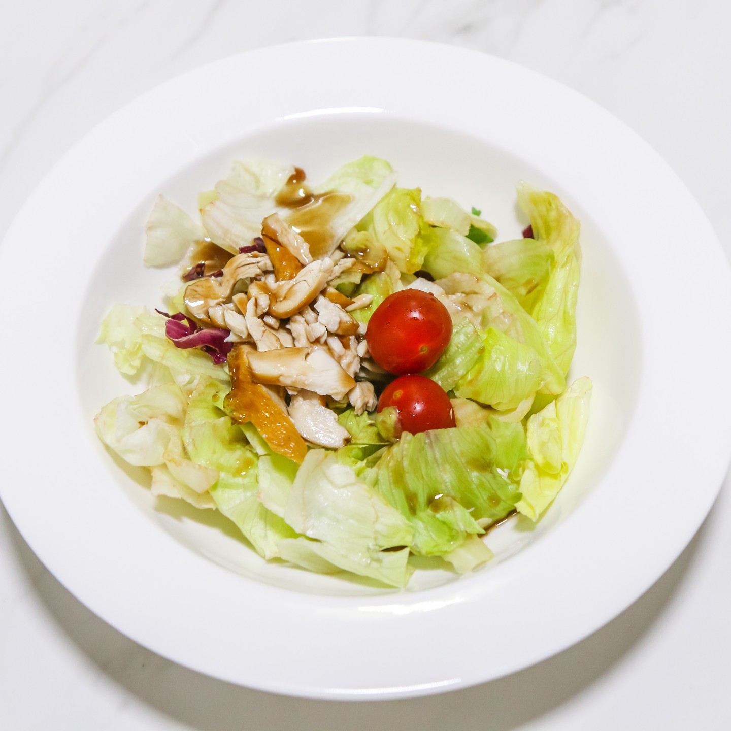 _
🥗 스모크 닭가슴살 샐러드
🥗 GS25 편의점 3,500원
🥗 총 내용량 140g 칼로리 95kcal

최근 들어 헤비한 음식들만 찾은것 같아 이번에는 라이트한 식단을 위해 편의점 샐러드를 찾았습니다. 처음에는 베이커리랑 샐러드 전문점을 생각했는데 가격이 제가 생각했던것보다 훨씬 더 높아 편의점으로 시선을 돌렸습니다😊

그렇게 선택하게 된 샐러드가 gs25 편의점에서 판매중인 스모크 닭가슴살 샐러드 되겠습니다. 가격 경쟁력 확실하고 라이트한 식단에 딱 어울리는 칼로리를 확인 할 수 있었습니다. 구성으로 오리엔탈 드레싱 소스가 들어 있었으며 야외에서 바로 맛을 볼 수 있도록 일회용 포크도 구성으로 들어 있었습니다😍

가격 경쟁력이 확실한 만큼 메인 재료 가짓수에서는 아쉬움이 있었으나 라이트한 식단을 목적으로 할때는 이만한 상품이 있을까 싶었습니다. 특히, 메인 재료라 할 수 있는 스모크 닭가슴살과 방울 토마토가 제가 기대했던 맛을 온전히 보여줘서 더더욱 마음에 들었습니다😍
.
.
.
.
.
.
.
.
.
.
#샐러드 #샐러드그램 #편의점샐러드 #gs25편의점샐러드 #gs25샐러드 #샐러드마스터 #샐러드레시피 #다이어트 #다이어터 #식단관리 #라이트한식단 #식단조절 #단백질 #운동스타그램 #다이어트그램 #다이어터그램 #스모크닭가슴살샐러드 #닭가슴살 #닭가슴살샐러드 #샐러드추천 #샐러드맛집 #맛집블로그 #맛집블로거