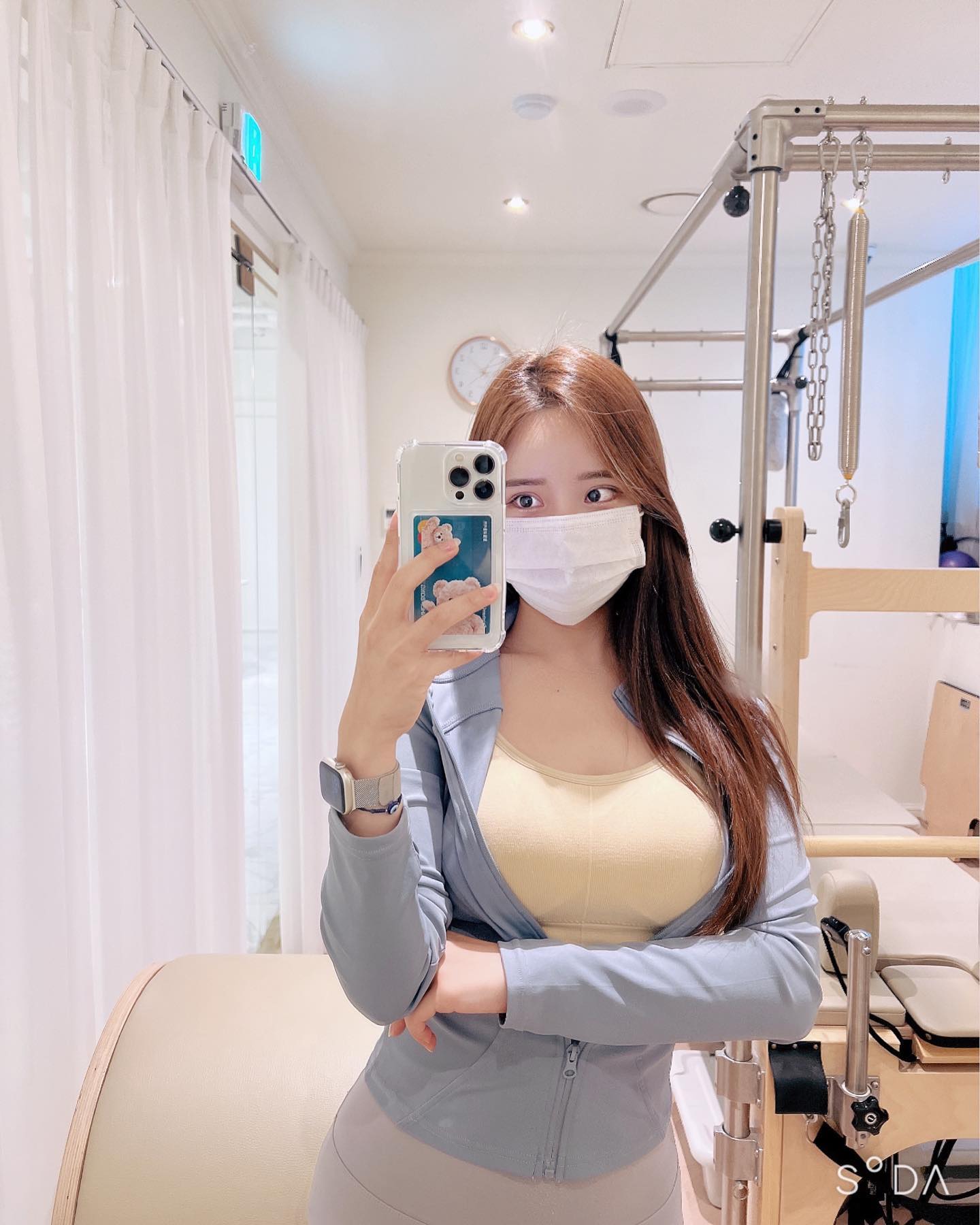#협찬 / 168cm.kr 
-
곰돌이 최애인데 거기에 카드까지 수납돼서 가방에서 부랴부랴 꺼내지 않아도 버스지하철도 잘 찍혀서 너무 편한,,
왜 이제 이런 이쁘고 편한 케이스 알았을까요 🧸
-
#아이폰 #ootd #데일리룩 #모던 #패션 #케이스 #케이스추천