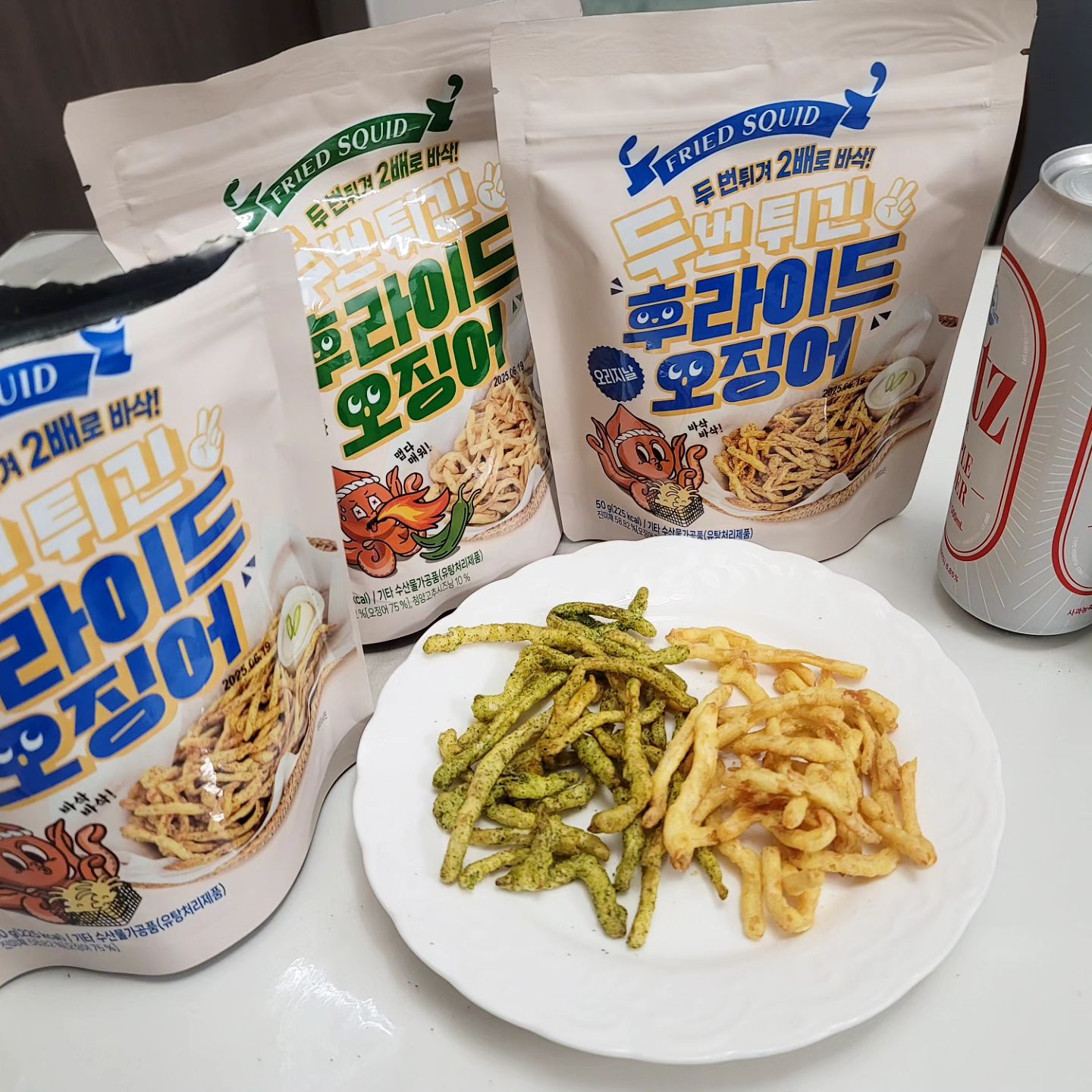 #협찬

날씨가 더우니까 딱히 뭐가 먹고 싶은지도 모르겠고 
퇴근하면 시~~이원한 맥주만 한잔 생각나는 편인데
함께 먹으면 절대 손을 멈출 수 없는 
중독성 최고 간편 안주 발견!! 😆😆

그냥 진미채가 아닐까 했는데 
두번 튀겨진 후라이드 오징어가 
타 제품들에 비해 짜지도 않고 바삭 쫄깃 고소하니
손을 멈출수가 읍네 🤤🤤

오리지널과 청양고추맛으로 나눠있으니
취향에 따라 먹을수도 있고 
매콤 고소 하니 마요네즈나 소스랑 함께 해도 최고!👍

스탠딩 지퍼백으로 되어 있으니 
보관도 편하고 두고두고 맛나게 먹을 수 있겠다🩷

https://www.coupang.com/vp/products/8181889165?vendorItemId=90712832778&isAddedCart=

.
.
.

#디너의여왕 #후라이드오징어 
#진미채튀김 #오징어튀김 
#맥주안주추천 #연두 #오징어