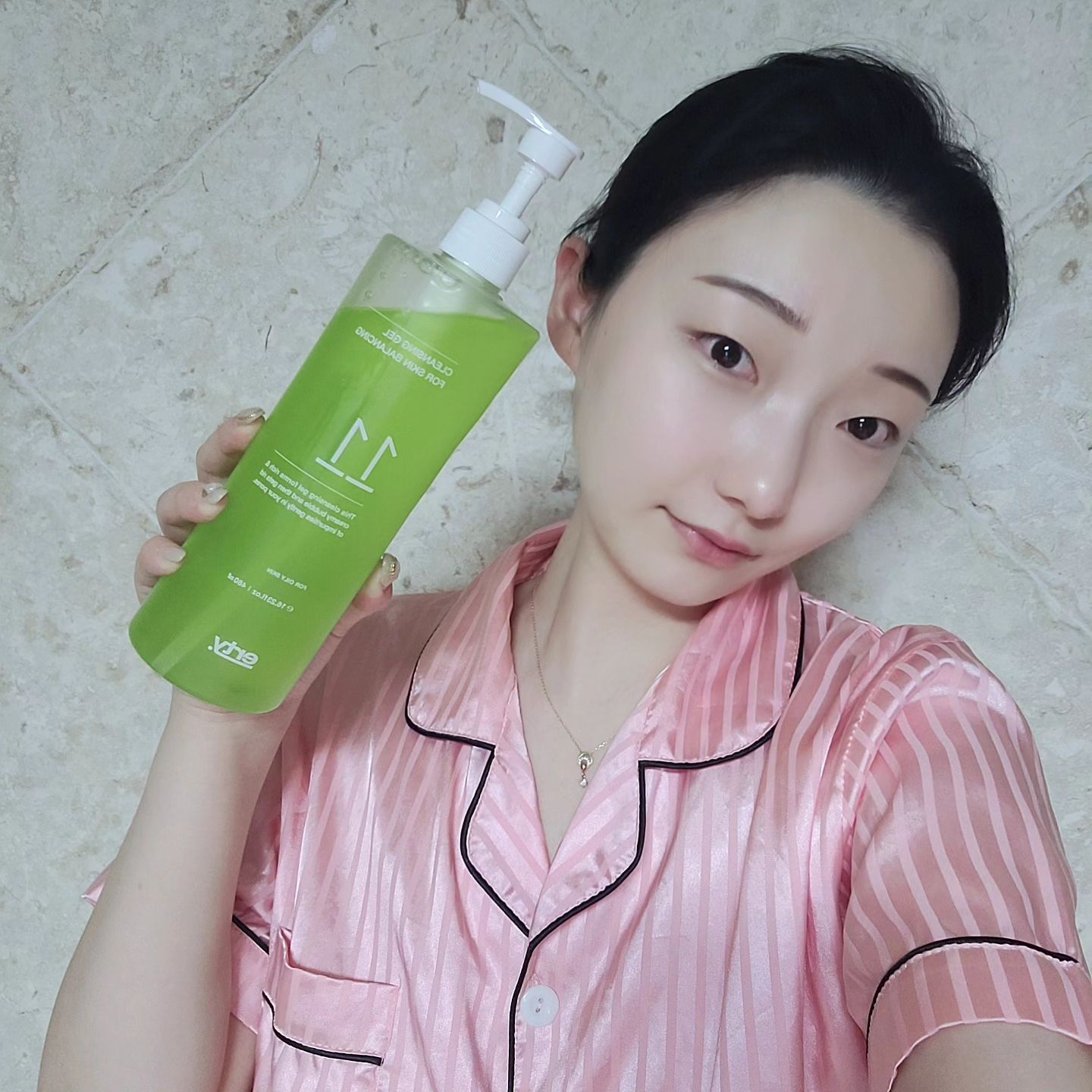 #협찬  세안할때 뽀득 거리는 느낌이 좋아서 
클렌징폼만 찾덪 사람 손🖐🏻

저요저요!🙋‍♀️

여러분 그거 아세요?

약한 피부를 가진사람은
클렌징폼이 피부를 더 건조하게 한데요!

제가 진짜 피부가 약한데 
가뜩이나 요즘 환절기라 건조해서
피부가 들뜨고 그러길래 이번에
딱! 클렌징젤로 바꿨어요!

에르띠 클렌징젤은 ☘️ 

💛 에스테틱샵이나 피부과에서도 사용하는 제품으로 상쾌한 자일리톨 클렌징 제품이에요!

💛 피부 속 노폐물을 깨끗하게 세정하여 보송하고 개운함을 주고,
색조 화장들까지 한번에 싹 지워주는 세정력까지 👍 

💛 풍부한 거품과 순한 성분으로 부드러운 클렌저라서 누구나 다 사용 가능해요!

💛 세안 후에 피부 당김이나 쓰라림 전혀 없어요!

건조하지 않고 촉촉하게 세정력 까지 좋은 클렌징 찾으시는 분?!

피부 속 노폐물은 제거하고 수분감을 채워
피부 유수분 밸런스를 유지하고 싶으신 분들한테 
추천 드려요!

심지어 엄청난 대용량!!😍

.
.
#에르띠 #에르띠클렌징젤 #클렌징젤 #에스테틱화장품 #피부과클렌징 #에르띠11 #에스테틱 #피부관리  #일상 #데일리 #daily #좋반 #ootd #드라이브 #차사진 #인천맛집 #부천맛집 #일산맛집 #김포맛집 #파주맛집 #Beauty #인천피부과 #인천에스테틱 #화장품추천 #직장인 #육아소통 #인천대형카페 #경기도대형카페