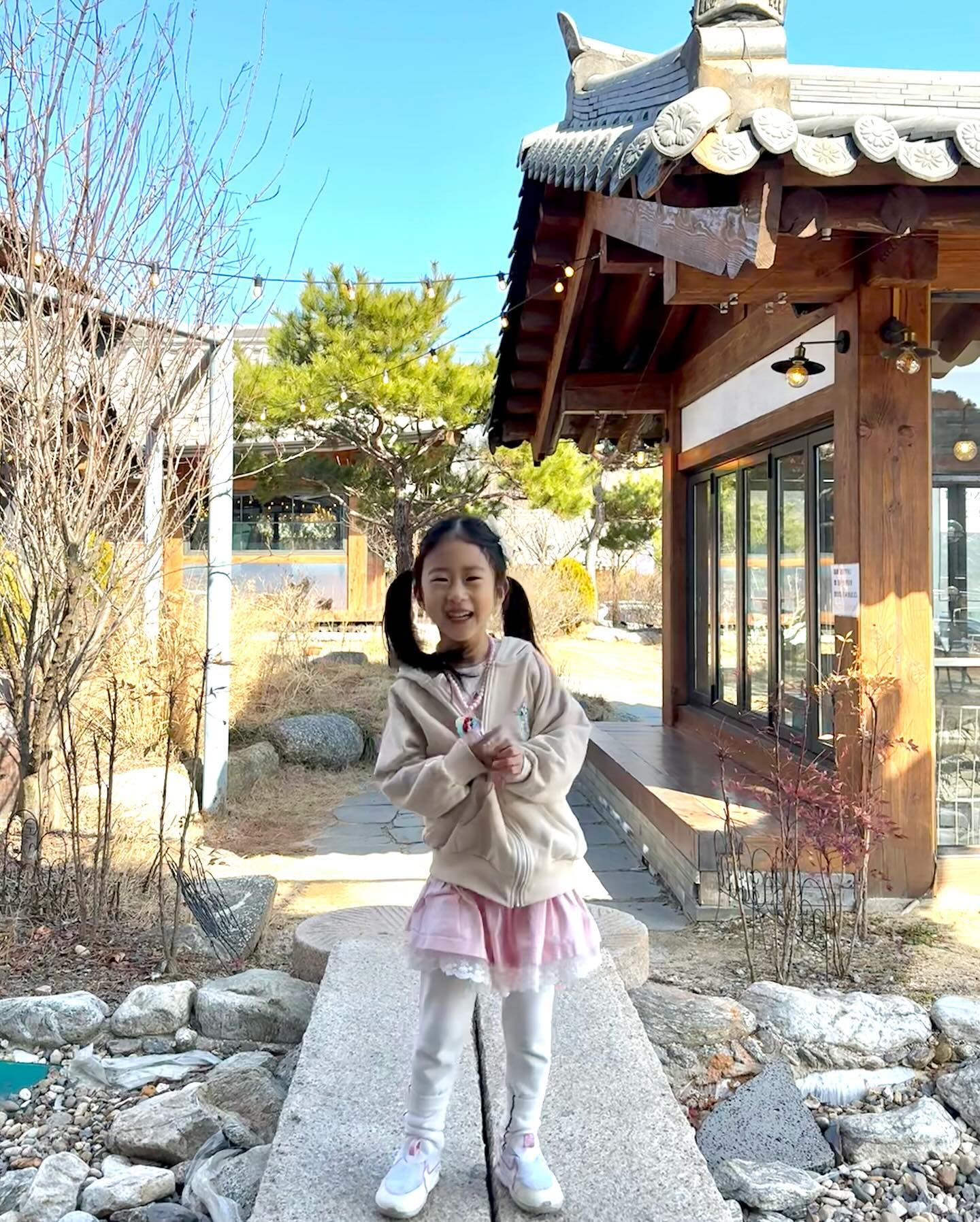 #광고
-
갑자기 다녀왔던 우리의 가평 1박

급하게 가더라도 옷을 잘 챙겨입고 출발!
요줌 삐삐유가 제일 좋아하는 옷 입고☺️

귀여운 버니 캐릭터 너무 마음에 들어하고
그냥 툭 걸쳐도 어디든 잘 어울리는 스타일이라
이 날도 툭 걸치고 여행 가는 길에 사진 찰칵📸

다가오는 봄에는 매일 입을 것 같아요
아이도 좋아하고 내가봐도 너무 귀여운 캐릭터🐰

#등원룩 으로 자주 입고 다닐 듯?
.
.
#알파베베 #alphabebe
#협찬 #캐릭터미쳤다