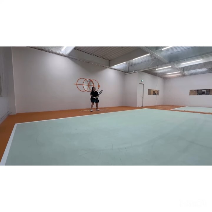🎾270th Lesson🎾 

새로운 레슨장, 새로운 코치님! 
너무 익숙했던 루틴에서 벗어나 모든것이 낯설고 불편한 환경에 나를 던져놓고 싶었다. 
열정 넘치는 코치님 덕분에 생각보다 잘 적응해나가는 중! 

1️⃣ 포핸드 - 뒤로 물러나지 않기
2️⃣ 백핸드 - 하체 잘 잡아주기 
3️⃣ 포-어-발 - 때리지 말고 하이발리 발로 잘 잡기
4️⃣ 발리 - 공 자꾸 때리지 말기 😅