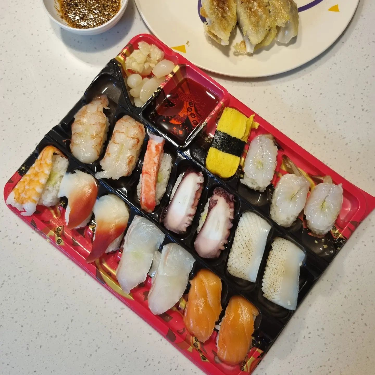너무 오랜만에 🍣

마트초밥으로 일단 욕구 충족🤣
낳고 나면 오마카세 달려가야지 했는데... 안되네ㅜㅜ

#초밥 #마트초밥 #좋지만 #더좋은거먹자 #언제될까