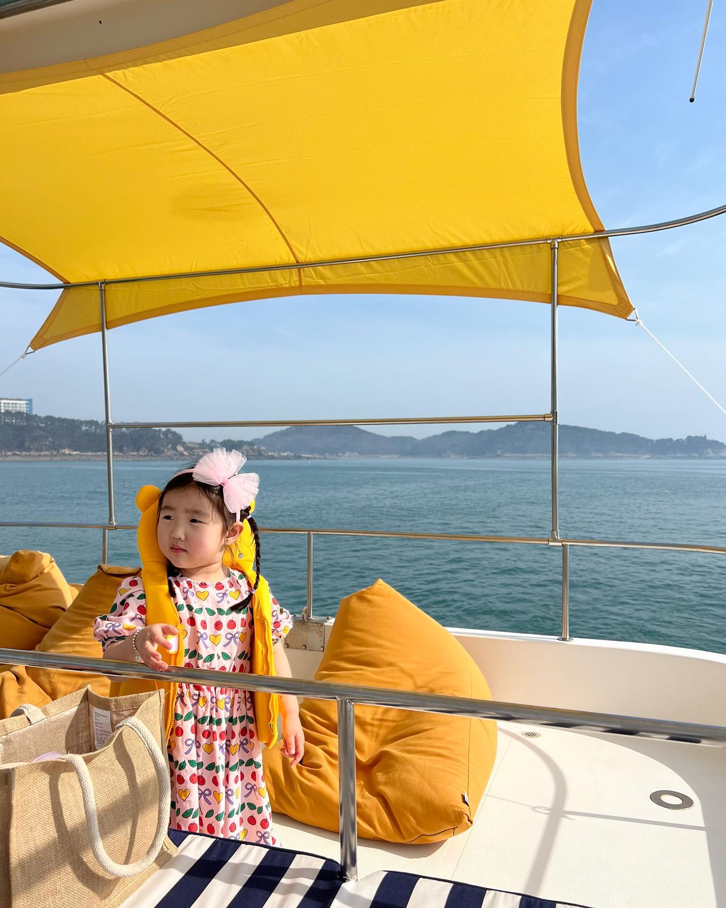.
귀염둥이들의 요트즐기기 ⛵️ .
.
처음에 좀 무서워하는가 싶더니 적응하니 100% 즐기기요 :) .
바다 멀리 보며 저긴 어디야? 이건 누구꺼 배야? .
배인데 방도 있고 침대도 있고 신기한데 방에서 바다도 보이고 구석구석 구경하느냐고 신난 아이들 ㅋㅋ .
요트 내부도 너무 깨끗해서 대만족이에요 :) .
.
한번 더 타면 더 많이 즐길 수 있을 것 같아요 ㅎㅎ .
배멀미 있으신 분은 멀미약 준비욤 ✌️ 넷 중 촌스러운 연서애미만 살짝 멀미 ㅋㅋㅋ😆 .
.
.
.
#요트투어 #놀랩연구원