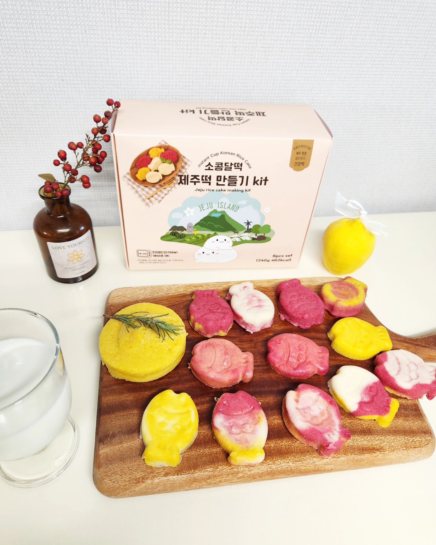 #협찬 

소콩달떡
💖제주떡만들기 KIT 1세트 + 즉석 컵 떡케익 3종 !!

원재료가 제주메밀, 제주밀가루 등으로
제주, 국내산 위주의 좋은 원재료를 써서 친환경적인 먹거리라 안심하고 아이들과 직접만들고 쉽고 안전하게 만들 수 있어요!

불없이 안전하고 간편하게 만들어 먹을수 있어서 넘 좋았어요!
귀여운 붕어빵 모양에 알록달록 3가지 맛(플레인, 단호박, 비트)과 예쁜 컬러로 만드는 재미가 솔솔~제주메밀떡!
전자렌지 1분 40초면 완성이에요!

따뜻하고 부드러운 백설기 식감이라 아이들도 어른들도 다 맛있게 먹기 좋아요!

제주떡만들기 KIT 외 여행이나 출장중에 간편하게 먹을 수 있는 즉석 컵케익까지!
글루텐프리 즉석 컵 케익도 출시 되었어요!

집에서도 간편하게 떡만들어 먹기 넘 좋아요~아이들과 재미있고 행복한 시간 만들어봐요💕

📌'소콩달콩' 스마트스토어에서 구매 가능하고!
소콩달콩 제주현지 매장에서 구매와 체험 가능해요!

📍소콩달콩 제주현지 매장주소 : 제주특별자치도 제주시 성화로 1 소콩달콩 카페&SHOP

#떡만들기 #소콩달떡 #키즈쿠킹 #제주떡만들기키트 #소콩달콩 #제주간식 #밀키트 #붕어떡 #즉석떡케익 #떡만들기체험