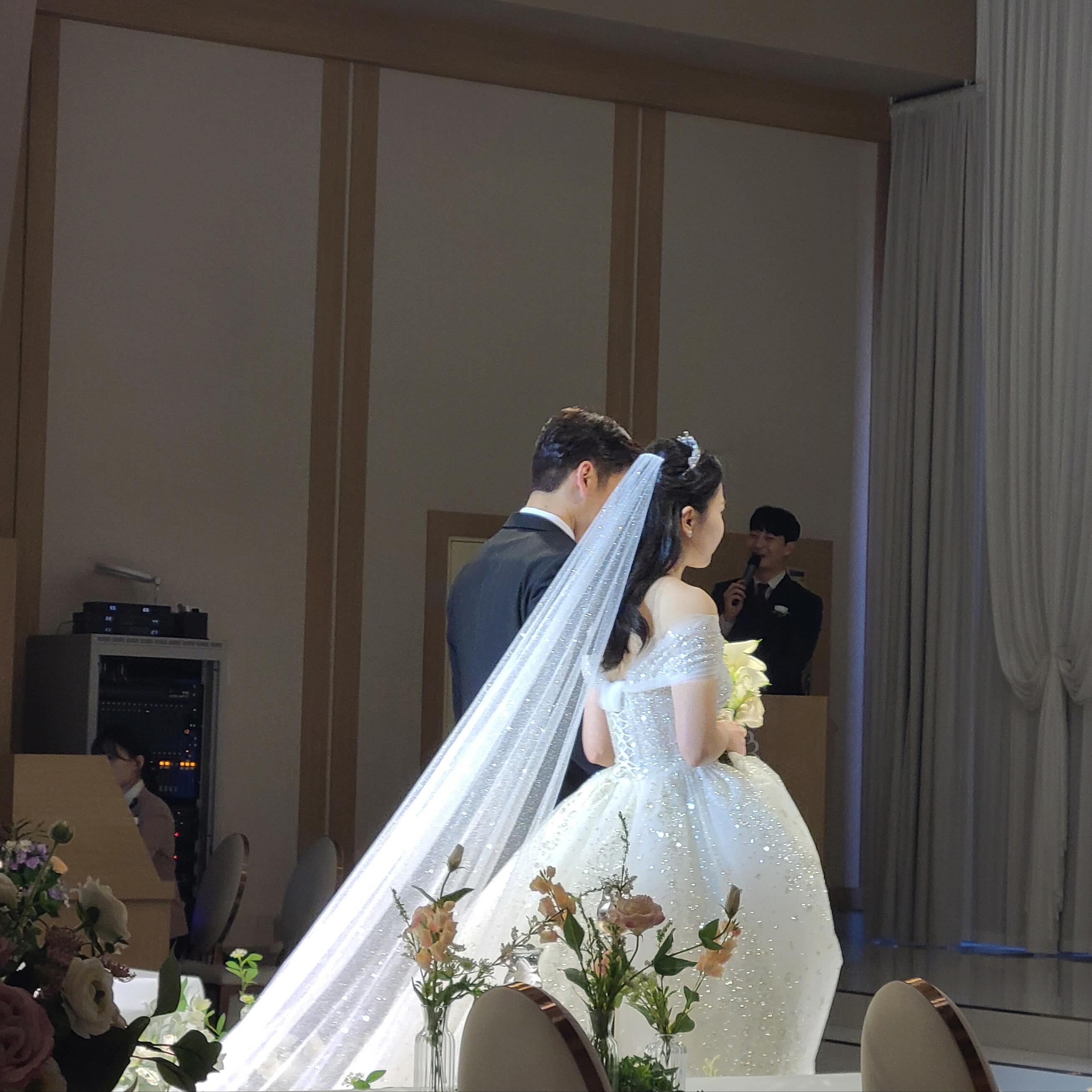 direct.wedding 
원베일 vs 투베일 고민하다가 긴 원베일로 했어요.
마침 제가 픽한 드레스와 세트로 나온 베일이라 잘 어울리더라구요~ 
✅ 다이렉트 웨딩으로 포인트 모아 내 손으로 결혼 준비 완성 가능 
✅ 카페 가입 시 J Silver 입력하면 웨딩 포인트 3만점 획득 가능 
#다이렉트결혼준비 #다이렉트웨딩박람회 #웨딩박람회 #다이렉트웨딩 #다이렉트웨딩박람회후기 #다이렉트웨딩추천인 #원베일

 *다이렉트결혼준비를 소개하면서 다이렉트결혼준비로 부터 웨딩소품(부케,폐백 등)을 구입할 수 있는 포인트를 받을 수 있었음*