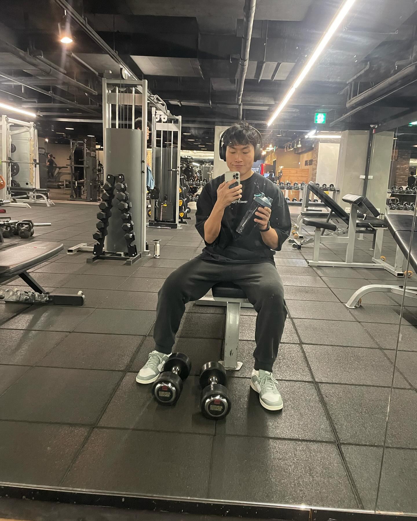 #순돌짐 11/27 운동일지

월요팅은 할까말까 할 때 가볍게라도 하는 게 제 맛
어깨 풀어주고 등운동 살짝 하체 살짝 가슴 살짝 마무리?!

사실 오늘은 운동이 메인이 아니라 신발이 메인

사진에 깔은 별로였는데 막상 신고 있는데 괜찮은 느낌의
#덩크로우레트로 #그린컬러 나이키 착감은 언제나 좋쿠😘 일하러 갈 땐 신지 말자ㅋㅋㅋ

#운동 #헬스 #헬린이 #헬린이의하루 #솔로탈출 #몸이라도좋아야지 #깔짝깔짝 #웨이트 #운동하는남자 #금요팅 #무분할 #무근본운동 #가슴운동 #벤치프레스 #덤벨프레스 #운동기록 #오운완 #ㅇㅇㅇ
