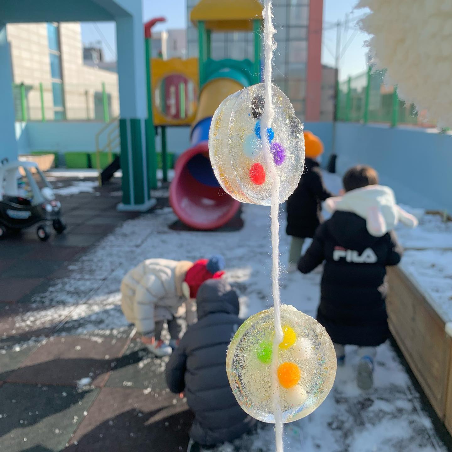 얼음 모빌을 만들어요❄️

요즘 부쩍 날씨가 추워지고 있어요
선생님들 모두 감기조심하세요➰

바닥에 얼어있는 얼음 깨면서 놀이하던 중

👧🏻👦🏻 : 얼음은 어떻게 만들어지는거에요? 
 
하나의 궁금증으로 시작된 얼음 만들기
준비물 알려드릴께요! 빨리 만들어보세요🙌🏻

🖇️종이컵 밑부분, 꾸미기재료, 끈, 물, 그리고 추운날씨

종이컵을 밑부분만 남겨두고 싹뚝싹뚝 올려주세요✂️
뿅뿅이와 색모래를 넣어주고, 홍티는 반짝이 가루도 넣었어요

반짝이가루를 넣으니 햇빛에 비칠 때 더 예쁘더라고요💙
다양한 재료를 마음대로 넣고 물로 채워주세요

하루의 시간이 지난 후👍🏻
종이컵의 밑부분을 찢어서 제거해주면
쉽고 간단하게 만드는 얼음모빌 완성☃️

일상생활에서 이루어지는 자연스러운 과학놀이❄️

#놀이중심 #놀이기록 #홍티놀이 #얼음만들기