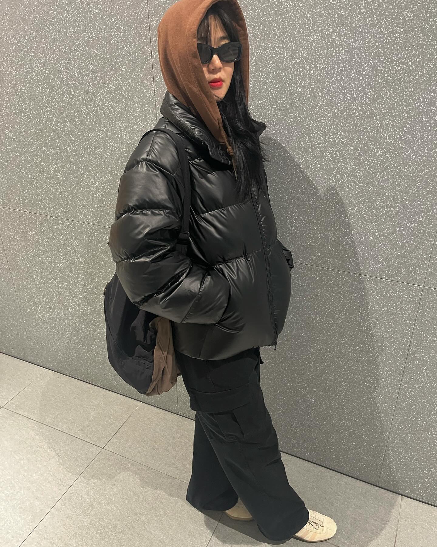 #협찬 daywalker_eyewear 
🧧새해 복 많이 받으세요🧧
바쁜 현생을 살다 설날이 맞이하여 데이워커 선글라스와 함께 신난 멋쨍이😎가 되어 돌아왔습니다✌️
(선글라스는 일할 땐 낄 수 없는 패션소품이잖아요?
이렇게 <<노는 날!>> 신명나게 껴줘야 한답니다!🤗)
.
절 찍어주시는 분은 제 남자친구인데요, 제 선글라스 착샷 보고 지금까지 낀 선글라스 중에 제일 잘 어울린다고 하더라구요👍🏿
.
다가올 햇빛 쨍쨍한 봄•여름을 대비해 선글라스는 필수! 착용감과 디자인, 만족스러운 가격대 모두 갖춘 데이워커 선글라스 추천입니다❤️‍🔥
.
p.s. 다들 설날에 뭐하시나요? 저는 가족모임 한번 하고, 남자친구와 펠월드 한번 도전해보고, !!놀겁니다!! 
즐거운 설날 선글라스처럼 간지나고 작살나게 쉬고 노는 연휴이길 바라봅니다🔥
.
[코디]
선글라스 : daywalker_eyewear 
아우터 : lafudgestore 
상의 : theverlin_official 
신발 : originals_kr