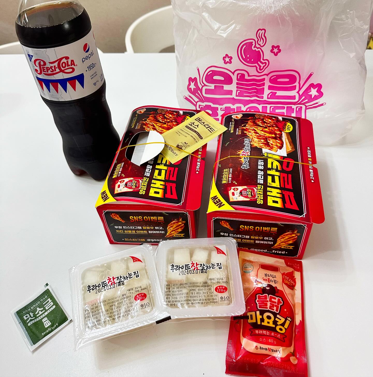 #협찬 어제 케이블카 타러갔다가 에너지 소진 많이 해서 그런지,
오늘은 매콤달콤한게 마구 땡겼는데요.

맵달킹 이름 너무 잘 지은 거 있죠!
제가 딱 원하는 그맛ㅋㅋㅋㅋ

불닭마요킹 이 소스는 진짜 신의한수 였어요.
매콤하다 싶을때 마요로 부드럽게 잡아주고,
또 느끼하다 싶을땐 매콤하게 맵달킹 한입!

오늘 저녁 한끼 또 이렇게 잘 먹었네요ㅋㅋ

#맵달킹 #불닭마요킹 #후참잘신메뉴 #후참 #후참잘 #후라이드참잘하는집 #고잔동맛집 #고잔동치킨