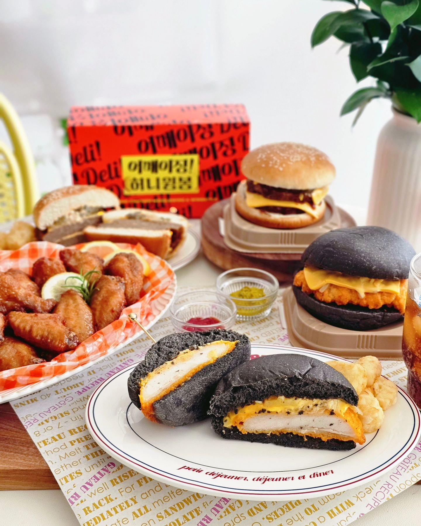 #광고
서두르세요! 고민하는 순간 sold out
이 맛에 이 가격!

이마트 어메이징 버거 2종 & 허니윙봉
고물가 시대 속 갓성비 있게 출시된 어메이징 버거는
2개를 사도 6천원 대 가격으로
더블더블 버거와 블랙통치킨 버거 
두가지 맛으로 즐길 수 있는데요.

전자레인지에 돌려먹는 타입 버거로
뚜껑 제거 후 전자레인지 700w기준 
1분 10초~1분 20초 돌리면 끝!

🍔더블더블 버거는 2,980원으로
더블패티에 더블치즈로 볼륨 업!
바베큐 소스와 그릴드 어니언 소스가
감칠맛 폭발하더라고요.

🍔블랙통치킨 버거는 3,480원으로
오징어 먹물 빵으로 만들어 매력적인 까만 비주얼도 짱!
국내산 두툼한 통치킨 가슴살 패티, 스파이시 칠리, 
그릴드 어니언, 아메리칸 & 모짜렐라 치즈로 구성되어
감칠맛 가득, 담백한 맛이 자극적이지 않아 좋더라고요.
정말 이렇게 맛있는 재료로 풍성하게 꽉 꽉 채워서
이 가격은 이름처럼 
에메이징 그자체인거 맞죠?

여기서 끝이냐 노놉!

어메이징 첫 시리즈로 출시되어 
품절대란을 일으켰던 '어메이징 완벽치킨' 이후
허니소스가 첨가되어 달콤하게 즐기는
갓성비 윙 & 봉 혼합 치킨
어메이징 허니윙봉도 9,980원으로 즐길 수 있어요.

어메이징 허니윙봉은 단짠단짠 정석으로 
양념 맛이 아주 기가 막혀요.

저는 하교하는 딸 픽업가면서 간식으로 챙겨갔더니
엄마 이거 집에 또 있어? 묻는거 있죠.
너무 맛있어서 집에 가서 더 먹고싶다고.ㅋㅋㅋ

새롭게 출시된 [어메이징 버거]
더블더블 버거와 블랙통치킨 버거!
어메이징 허니윙봉은
출시되자 마자 인기 대폭발~

구입하려면 서두르셔야해요.
빠르게 품절되고 있답니다! 

저는 요거 쟁이러 이마트 어메이징 델리로 오픈런하잖아요.
우리 함께 오픈런해요. 

emartstore

#이마트 #어메이징 #어메이징델리 
#어메이징버거 #이마트버거 #어메이징치킨 #이마트치킨
#더블더블버거 #블랙통치킨버거 
#어메이징허니윙봉 #가성비버거 
#햄버거추천 #버거추천 #햄버거 #가성비치킨 #치킨 #치킨추천