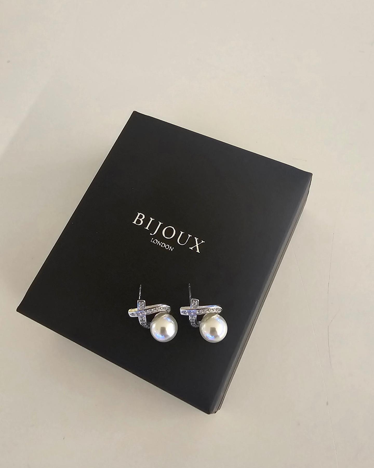 #협찬 #진주드롭귀걸이
bijoux_london_official

심플하면서도 고급진 귀걸이  찾고 있었는데
비쥬런던 진주 드롭 귀걸이가 완전 내 맘에 쏙 들어왔어요.

사이즈도 적당하고
캐주얼에도 정장에도 어울리는 무난한 디자인이네요.

햇빛이나 조명을 받으면 은은하게 빛나는게
신비스러우면서도 넘 예뻐요.

요즘 요 귀걸이만 데일리로 착용하고 있네요.
심플해서 질리지 않아요.

선물용으로도 좋을 것 같아요.
여자친구  선물로도 추천드려요.

#실버악세사리 #목걸이선물 #귀걸이선물 #여자선물
#여자친구선물 #은귀걸이 #은귀걸이세트 #은악세사리
#비쥬런던 #런던 #비쥬 #악세사리 #은악세사리 #런던직구
#유럽직구 #직구악세사리 #bijouxlondon