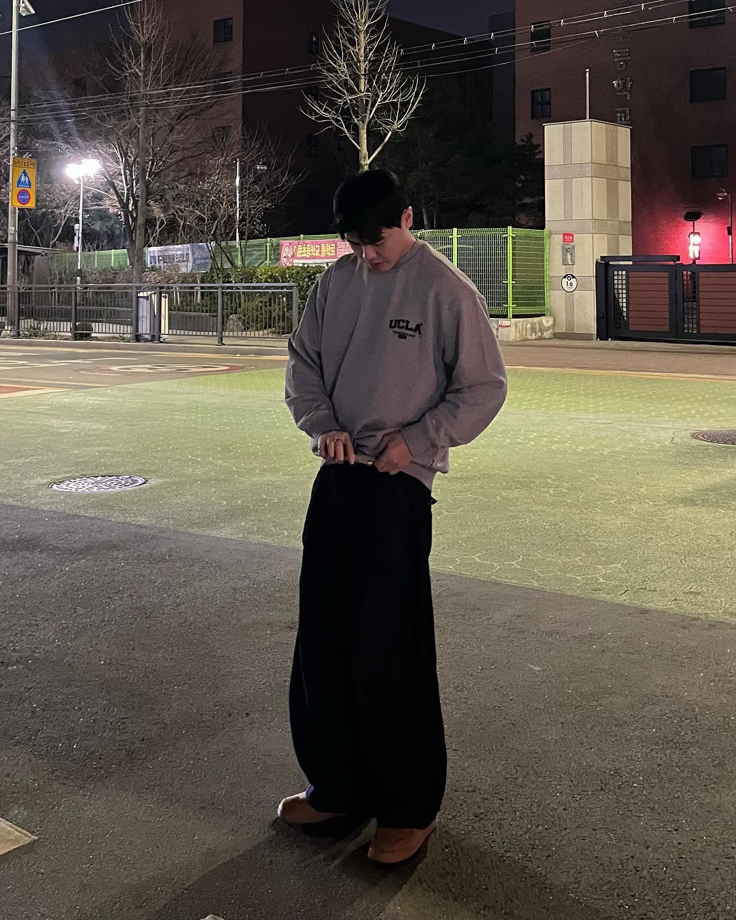 #협찬 ucla_lifestyle_korea 

핏도 좋고 맛도(?) 좋은 UCLA 
다가오는 봄 필수 아이템은 맨투맨🤫
라운드넥이라서 데일리하게 입을 수 있고
로고가 자수로 되어있어서 더 고급스러운 맨투맨이랍니다👏🏻

S / M / L / XL / 2XL
선택할 수 있는 사이즈 폭이 넓어 커플템으로도 좋지만
난 혼자 입어야해🥲

#ucla #유씨엘에이 #유씨엘에이맨투맨 #맨투맨 #스웨트셔츠 #스웨트셔츠추천 #커플맨투맨 #남자맨투맨 #여자맨투맨 #로고맨투맨 #무신사맨투맨 #맨투맨룩 #맨투맨추천 #맨투맨코디 #ootd #봄신상