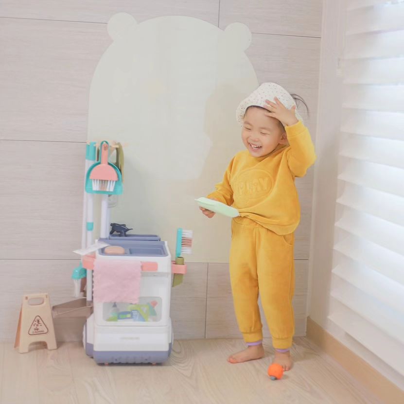#ad
두아이는 요즘 청소홀릭 😘

좋은 습관도 길러줄 수 있으며 다양한 청소놀이와 무궁무진한 역할놀이가 가능한 다르담 청소놀이 세트에요

보기만해도 넘 깜찍하지않나요 ♥ 우리 아이들 키와 손 등을 고려해서 쉽게 잡을 수 있고 쉽게 다루기 편한 사이즈오 모양으로 설계한 무려 16종 구성에 청소도구세트가 준비되어 있어요

어쩜 어쩜 디테일까지 완.벽.그잡채!

돌돌돌 밀면서 가지고 다닐 수 있으니까 온가족 대청소할 때면 마치 자기도 중요한 일이 주어진 것 마냥 심각하고 진중하게 청소를 시작해요 
  인형손님부터 자동차 손님들까지 예쁘게 씻겨주고 닦아주며 무궁무진하게 놀고 있어요  아이들에게 매일 같이 새로운 창의력과 상상력을 키워나갈 수 있게 도와주는 다르담청소놀이 완구세트.

늘 이야기하지만 금액적인 부담도 적은데 퀄리티까지 좋은 다르담
이래서 더 추천드리고 싶다니까요 >_<

다양한 아기 놀이에 생동감을 더해주고 싶다면 우리 아이들에게 선물해주세요 

.
.
.
#제품제공 #청소기장난감 #다르담청소놀이 #역할놀이장난감 #다르담 #남매맘 #남매육아 #꿀템