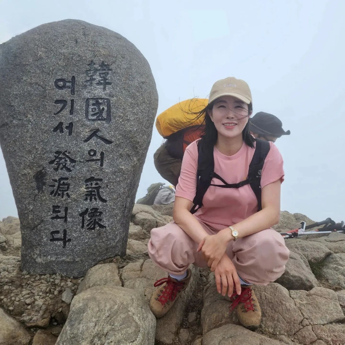 #지리산
 
 
안녕하세요 산수빈 오랜만에 왔어요😊
이번 휴일 찾은 지리산은 비와 함께 곰탕이었지만
이쁜 산철쭉과 안개 가득한 모습이 신비로웠습니다
정상에 칼바람이 불었는데 추위많이타는데
지리와 궁합이 좋은지 쉬~원했어요😊
이번엔 중산리 아닌 백무동탐방센터로 하산했어요
지리의 좋은 정기 가득 담고~
 
그리고 우연히 만난 빨칸님🪭
redman.01099812744
빨칸님 너무 반가웠습니다🥰🫶
다음엔 운해있는 지리 보고싶어요☁️
행복한 6월 되시고 건강하세요🫶
 
 
다녀온 길은 중산리-로타리대피소-
천왕봉-제석봉-장터목대피소-백무동계곡-
백무동탐방센터 (13.8km 7시간)
