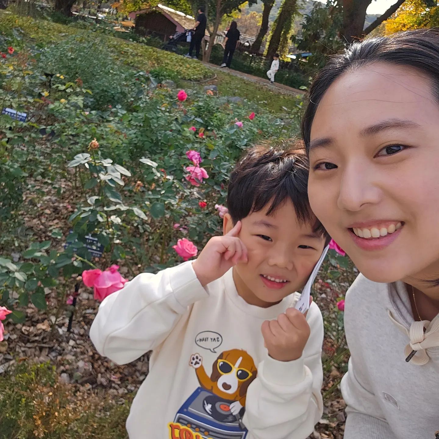 가을 구경 물씬🍂
오랜만에 서울랜드 어린이동물원갔다가
뜻하지 않게(?) 꽃 구경ㅎㅎ🌹

날씨도 좋고, 울긋불긋 단풍도 보고
쭈니유니도 기분좋게 나들이 성공🙈
이번주말도 알차게 잘 보냈다