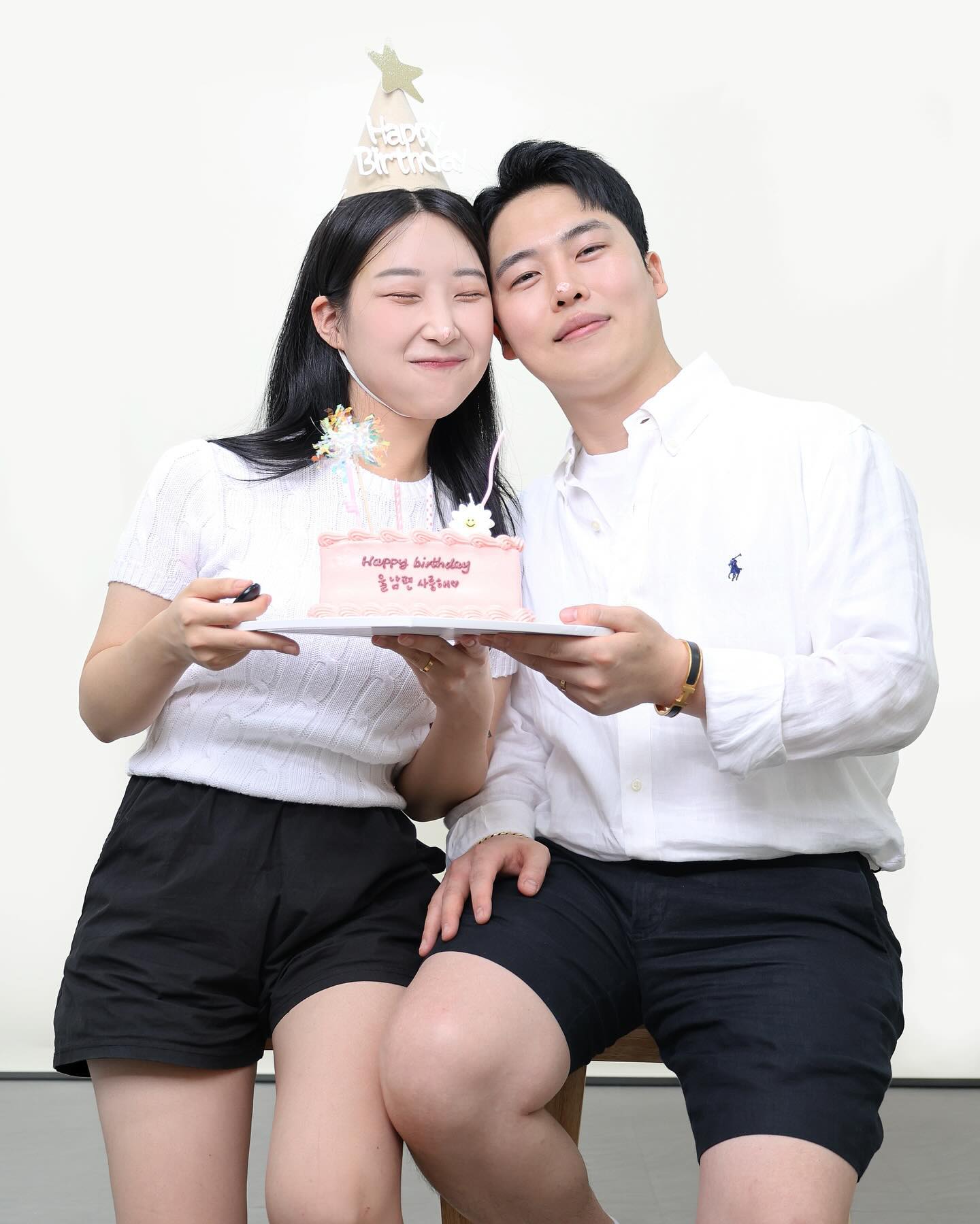울 오빠씨 내일 생일이지만
오늘 휴무라 하루 빠른 생일뽀토 👩🏻‍❤️‍💋‍👨🏻
결혼하고 벌써 세번째 생일 ~~!
알라뷰쏘마치다