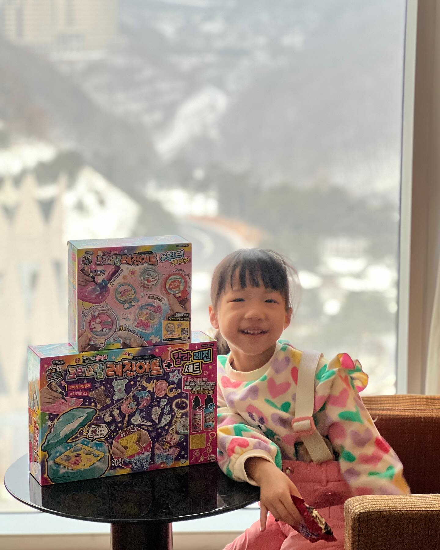 🎅🏻

”산타할아버지, 용인이 아니라 정선으로 와주세요“ 기도하고 잠든 우리 친구. 할아버지가 갖고 싶어하던 선물을 주셨다고 기뻐하며 성탄절 아침을 맞이했다.

산타할아버지는 어떻게 하룻밤에 전세계에 다 선물을 할까? 나라마다 담당이 따로 있는 건 아닐까? 산타할아버지한테 편지 쓸거야. 그런데 할아버지가 한국어 편지를 읽을 수 있을까?... 아이가 자꾸자꾸 산타 세계관을 디테일하게 물어봐서 정말 곤란했던 #7살크리스마스 

산타는 사실 엄마 아빠라는 사실을, 엄마 아빠는 언제까지나 너의 산타가 되어줄 거라는 것을, 얼른 알게 되는 것도 좋을 것만 같다 🥹🎄✨

+

#크리스탈레진아트 장난감을 너무 좋아하며 지민티비 동찍어달라고 해서 12분짜리 영상 찍었는데,,, 미안하지만 편집할 정성이 없어서 유튜브에 못 올리고 내 컴퓨터 속에만 저장 🥲

#크리스마스 #산타할아버지 #궁금해하지마 
#7살딸 #성장기록 #행복이자란다 
#레진아트만들기 #반짝이천지 #용신랑은울었다