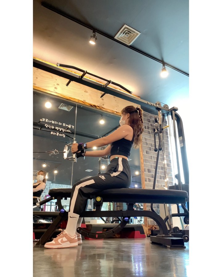 거의 한달만에 피드에 웨이트영상 박제🫠
요즘 하늘 너무 이쁘네요😶‍🌫️🌤️
따릉이 결제해두고, 더워서 안탔는데 
이제 슬슬 가을 바람 맡아야겠어🚲🚲
등+이두는 클래식이지~✌🏻
.
#케이블시티드로우 (패러럴그립) 35kg
#케이블시티드로우 (언더그립) 35kg
#케이블시티드로우 (와이드그립) 30kg
#케이블원암로우 20kg
#풀다운 20kg
#밴드풀업 
#덤벨컬 (인클라인)
#프리처컬 
.
.
.
.
.
.
#등운동 #이두운동 #운동루틴 #운동기록 #운동복 #짐웨어 #나이키 #웨이트 #헬스 #취미 #직장인