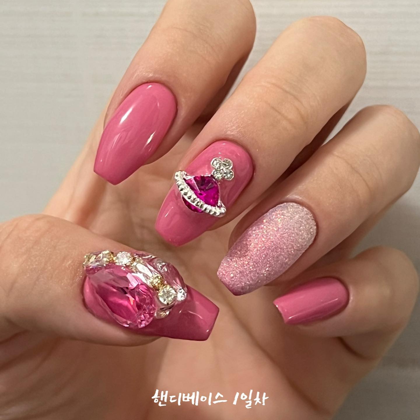 곤듀네일💖

쥬쥬 핑크 글리터 조녜임미다! ! 

boutiquekorea_com 쥬쥬핑크
1.st_nail 썸바
thebarun_company 핸디베이스 필오프젤