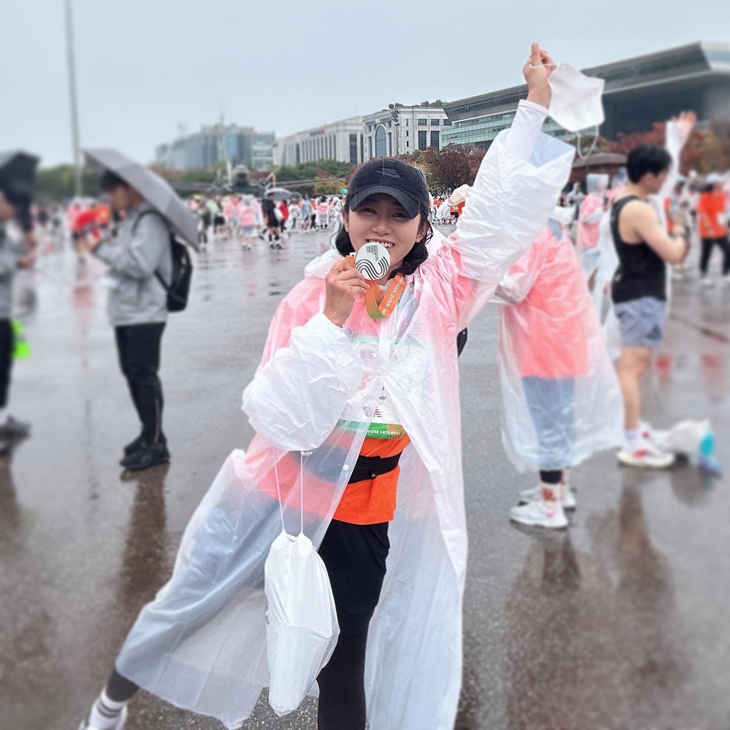 #20231105 #마라톤 
.
.
두 번째 도전한 10k 마라톤🏅이번에 계속 신청 실패해서 참여 못할 줄 알았는데, 마지막 추가 신청할 때 겨우 신청 성공했다. (신청 오픈할 때마다 계속 말해준 이서 고마워🫶🏻) 

작년에는 이서랑 5k, 6k 정도까지 같이 뛴 거 같은데 이번에는 시작 전에 계속 나 버리고 가라고 해둬서, 뛰다가 무릎에 무리 올까 봐 나는 천천히 뛰기 시작. 그래도 작년에 비해서 페이스가 빠른 거 같은 느낌이 들었는데, 정말 7분 정도 시간 단축했다. 비록 1시간 이내 빠른 기록은 아니지만, 나의 기존 기록에서는 단축했으니 만족😌

오늘은 달릴 때는 날씨도 나름 괜찮았다, 완주하고 나서 비가 내려서 다행이었다? 그런데 비가 좀 많이 내리고, 물품 찾는 대기 줄이랑 신호등 대기 줄이 너무 길어서 중간에 버스 타는 곳으로 이동해서 버스 타고 귀가🥹

풀코스 마라톤이 아니어서 그런지 이번에도 너무 기분 좋게 뛰고 왔다. 중간중간 힘들고 지칠 때쯤 사람들의 파이팅 소리 듣고 힘을 얻은 거 같다. 항상 왼쪽 무릎이 안 좋아서 왼쪽 무릎 테이핑 빡세게 했더니 이번에는 오른쪽 무릎이 아팠는데, 그래도 마사지하고 파스 뿌리니깐 괜찮은 거 같다. 다음 주에 폴 타러 갈 수 있겠는데…🙄

오늘 갑자기 비가 많이 내려서 풀코스 뛰시는 분들 힘드셨을 텐데 진짜 존경👍🏻👍🏻 이번 마라톤 참가자분들 모두 고생하셨습니다👏🏻👏🏻👏🏻
.
.
#일요일 #주말 #그날의기억 #life_lively #달리자_나답게 #jtbc #jtbc마라톤 #jtbc서울마라톤 #마라톤대회 #10k #달리자 #운동 #러닝 #달리기 #걷기 #운동하는여자 #취미부자 
.
.
#취미부자번역가으니