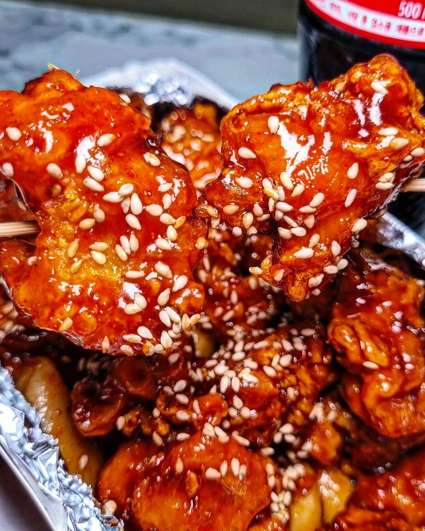 매일 새로운 기름으로 튀겨지며 식어도 바삭함이 살아있는 닭강정 #분당맛집 #닭강정반장

✔️달콤양념 큰박스(18,000/방문포장시 15,000)
닭 한마리정도 양에 달짝찌근하면서 꾸덕한 양념이 가득가득 들어가 3명이서 먹어도 충분한 양!!

떡사리가 기본으로 들어가요🍡
음료는 서비스로 증정!

냉장고에 하루 놔뒀다가 먹었음에도 눅눅함 1도 없이 바삭해서 놀랐던 닭강정맛집!!

달콤양념, 매운양념, 매콤간장, 뿌잉치즈, 후라이드 5가지 맛이 있으며 2가지맛 선택도 가능!

요즘 속초닭강정이 마구마구 땡겼는데 달달구리하면서 식어도 바삭함이 유지되어서 속초까지 가서 먹을필요가 없어졌다!

가격은 착한데 양은 푸짐하니까 분당에서 닭강정 드시고싶으실때 무조건 요기가세요!

⛧큰박스 포장시 3,000원 할인
⛧작은박스 포장시 2,000원 할인

🚩닭강정반장
경기 성남시 분당구 수내동 29 양지마을 603동 주상복합상가 1층 116호