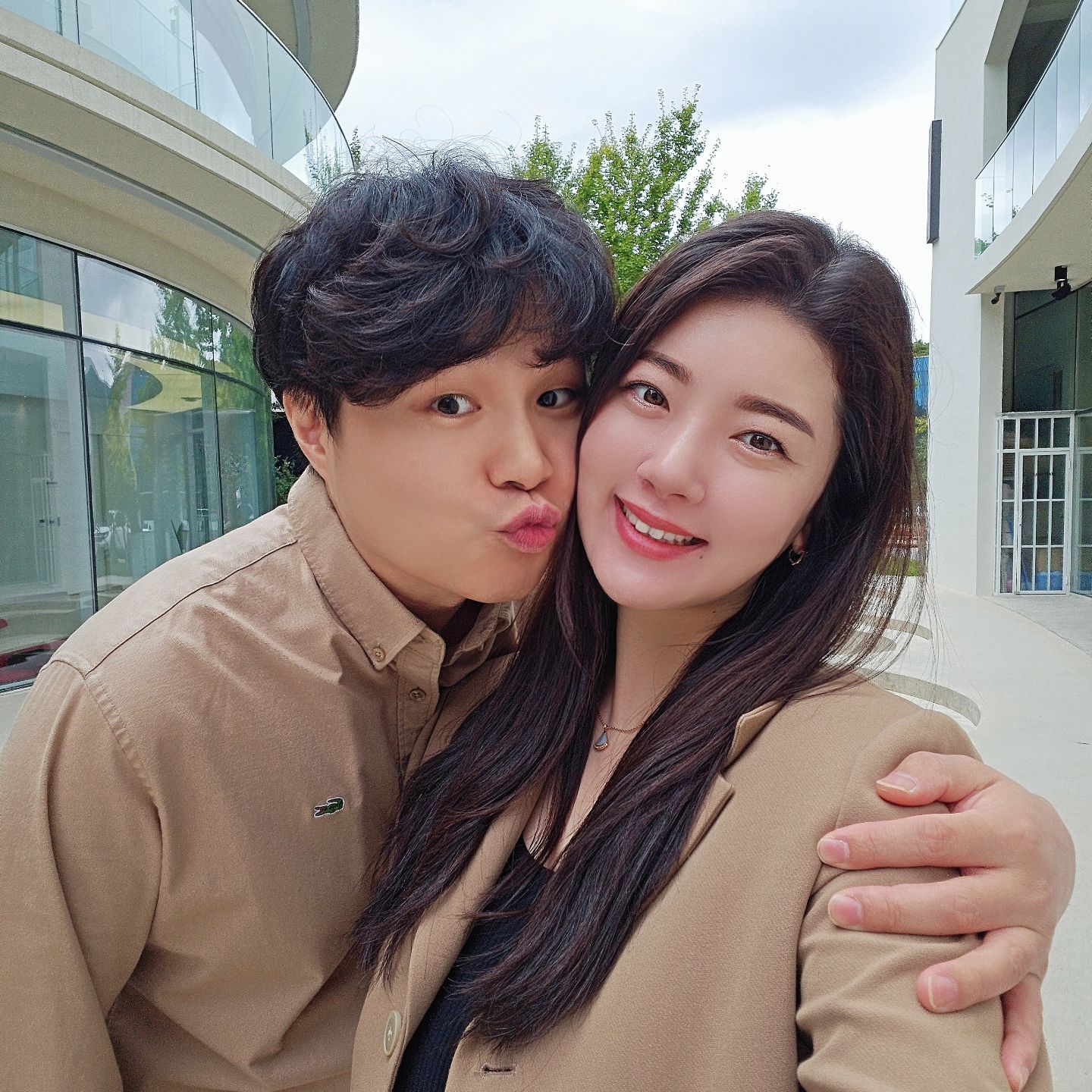 D+1k💍오늘은 가을가을 베이지룩🤎🤎
멀리 나들이도 좋지만 카페투어만 다녀와도 행복한 요즘🫶🏻

#럽스타그램 #신혼스타그램 #신혼일상그램 #신혼부부그램 #셀스타그램 #신혼일상 #신혼일기 #신혼부부 #신혼데이트 #부부셀카 #셀피 #selfie
