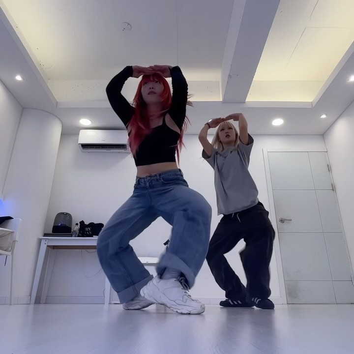 📍Class 공지

감사하게도 1월에도 램프에서
팝업 수업으로 찾아뵐 수 있게 되었습니다!

노래 : Bad news - kissoflife_s2 
일시 : 1월 13일 (토) 7시 10분
장소 : 램프 댄스 아카데미 lamf_dance_academy 

레드진과 케이팝의 조합 다들 아시죠?😘
비트 질감과 레드진의 가사 해석 안무들
함께 댄싱하며 즐겨요❤️‍🔥

안무 궁금해하실까봐 마킹 영상 업로드했어요!
참고하시면 좀 더 좋을 것 같아요ㅎㅎ 
기다릴게요🙌🏻❤️

#redjin #redjinchoreography #choreography #choreographer #lamfdanceacademy #kissoflife #키스오브라이프 #badnews #