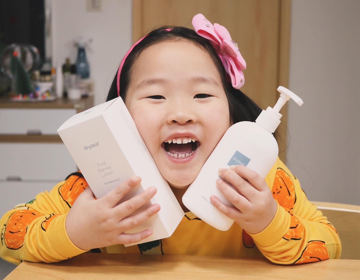 #협찬 #베이비로션 #아기로션 

겨울철.. 피부 보습에 민감한 시기가 찾아왔어요~~ 
그래서.. 열심히 로션을 발라주고 있는데.. 
큰 애는 솔직히.. 혼자 싯고 있는지라.. 알아서 로션을 꼼꼼히 잘 바르는 줄 알았는데.. 허리쪽이랑.. 무릎쪽 어쩔..??!! ㅠㅠ 
완전 텄더라고요.. 
급하게.. 제가 덕지덕지 로션으로 발라주었네요.. 

이번에 사용한 로션은.. “타이니리프”로.. 
실리콘프리, 인공색소, 인공향로 무첨가 제품이에요! 
민감성 피부 테스트 완료 제품이라, 거칠한 피부 위에 발랐는데.. 
따갑다는 말 없더라고요.. 

EWG 그린등급이고요, 그래서 유해성분인 파라벤, 페녹시에탄올, 미네랄오일등이.. 무첨가 되었답니다. !! 
 
보습 효과가 높은 것 같아서 보니깐.. 
유기농 시어버터와 유기농 알로에 첨가, 세라마이드&호호바씨오일 함유 되어 있어 촉촉함을 선사 하더라고요~~ 

건조한 요즘~~ 아이들 피부 케어해주기 좋은 타이니리프~ 
추천 드려요~~ 

#신생아로션 #유아로션 #키즈로션 #어린이로션 #아기바디로션 #초등학생로션 #유아크림 #타이니리프 #실리콘프리