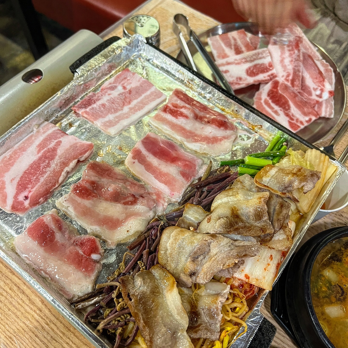 10시 늦퇴 후 소주에 냉삼,
이 맛을 아시나요...또르르르르
집 앞 동네 가성비 좋은 고기집
있다고 가서 가볍게 밥먹자고
마치고 부산대 넘어갔는데,
이런게 소소한 행복인가 싶네
사진찍은건 없지만, 몇장 찍으니
파워블로거냐고 물어보던ㅋㅋㅋ
방문자 3명이라고 당당하게 말해줌
1인분 4,900원, 껍데기 4,500원
반찬도 셀프바라 모자라면 리필
많이 모자랐음.....ㅋㅋㅋㅋㅋㅋ
고사리 콩나물 김치 꼭 구워먹긔
쫄면 된장찌개 시켜서 고기먹으면서
먹어주니,,하루 피로 싸악~풀리는줄
알았지만 잠시뿐ㅋㅋㅋㅋㅋㅋㅋ
소소하게 일얘기 하면서 먹으니
시간 뚝딱뚝딱 지나가더라니
#동래 / #부산대 2군데 있는 #청춘삼겹
체인 아니고 같은 곳이라 해요!
사장님 직원분 다들 친절하셔용^^
머리에 잔디 난 두꺼비 개귀여움
🚩동래_청춘삼겹
-
-
-
#동래맛집 #동래맛집추천 #동래냉삼 #동래고기집 #명륜맛집 #부산대맛집 #부산대고기집 #부산대껍데기 #동래가성비맛집