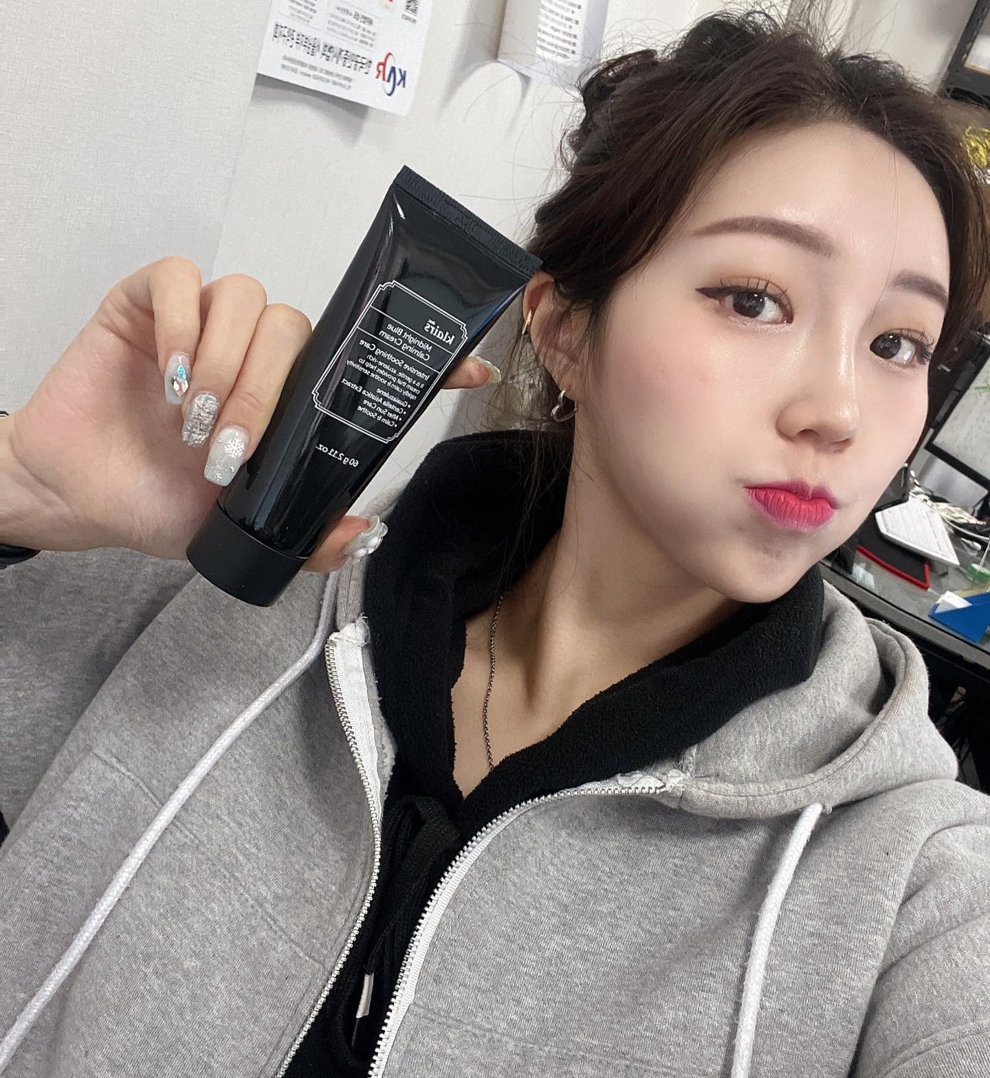 #제품제공
촉촉한~~미드나잇블루카밍크림🩵
요즘같이 찬 날씨에 스트레스 받은 피부를 책임져 줄 아이!!!

✔️피부에 열감이 많으신 분들
✔️자외선에 의해 붉어진 피부를 진정시키고 싶은 분
✔️민감해진 피부에 진정이 필요한 분들

-민강성 피부 자극 테스트를 완료하여 예민한 피부에 사용해도 부담 없어요.
-크림의 유분감이 많아 고민하셨던 분들에게 적합한 크림
.
.
.
#클레어스 #미드나잇블루카밍크림 #피부진정 #민감성피부 #진정크림 #블루크림 #에프터선케어 #수분진정 #loveklairs