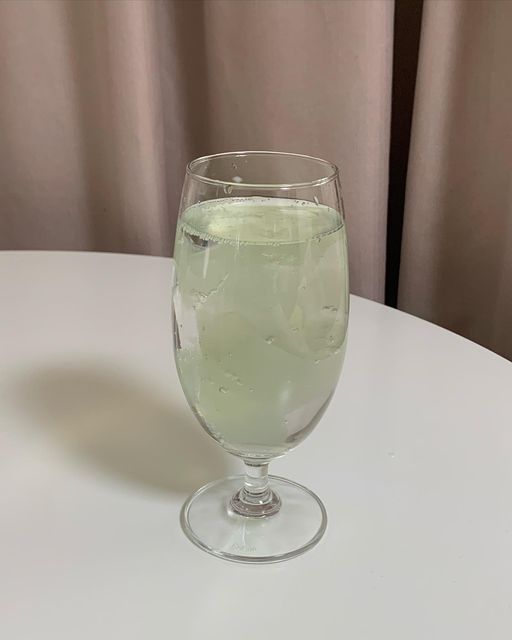 hazzi🧸 on Instagram: "📌20230209 #하찌_식단 간식 먹고 싶을 때 자주 먹는 조합❤️ #곤약젤리 ➕ #탄산수 ▶️ 좋아하는 곤약젤리 뿌셔서! 컵에 먼저 담아주고 ▶️ 그 위에 탄산수 휘리릭 넣어