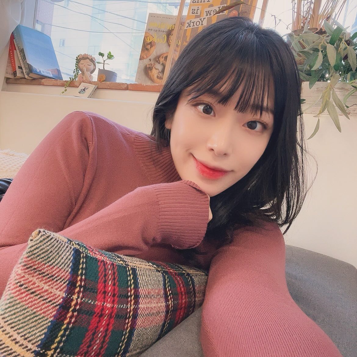 트리사냥꾼🎄🎅
올해는 아마도 선물이 없을 듯 
.
트리만 보면 정신을 못차리는 나 
반짝이는 것들과 별 보고만 있어도 좋다
별구경을 유독 좋아하는 나 
혹시 나도 박사님? 
.
트꾸를 준비하는 마음 잠4:27
나의 세포들에게 미움이라는 감정을 느끼지 않도록 노력
봄날의 햇살처럼 나는 언제나 맑음
마음에 찾아온 겨울도 한철 지나면 좋아질 듯 
.
연말을 핑계로 보고싶은 사람에게 보고싶다고 만나자고 말할 수 있는 여유 그리고 용기 😘
.
✨
#겨울니트 #트리 #크리스마스트리 #좋아요 #연말룩 
#연말모임 #연말선물