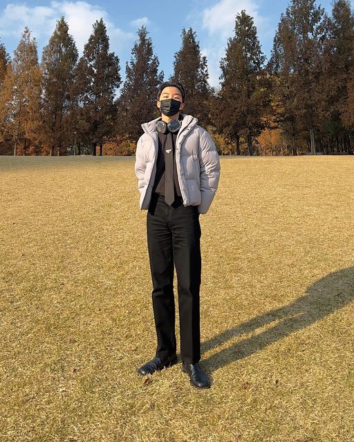  국밥충임 on Instagram: "181cm / 64kg

Look 
Outer: @musinsa_standard 
Top: @musinsa_standard 
Bottom: @plac_official 
Shoes: @romanticmove_official 
Etc
Headset: @dkstorekr (협찬)
Tie: @prada"