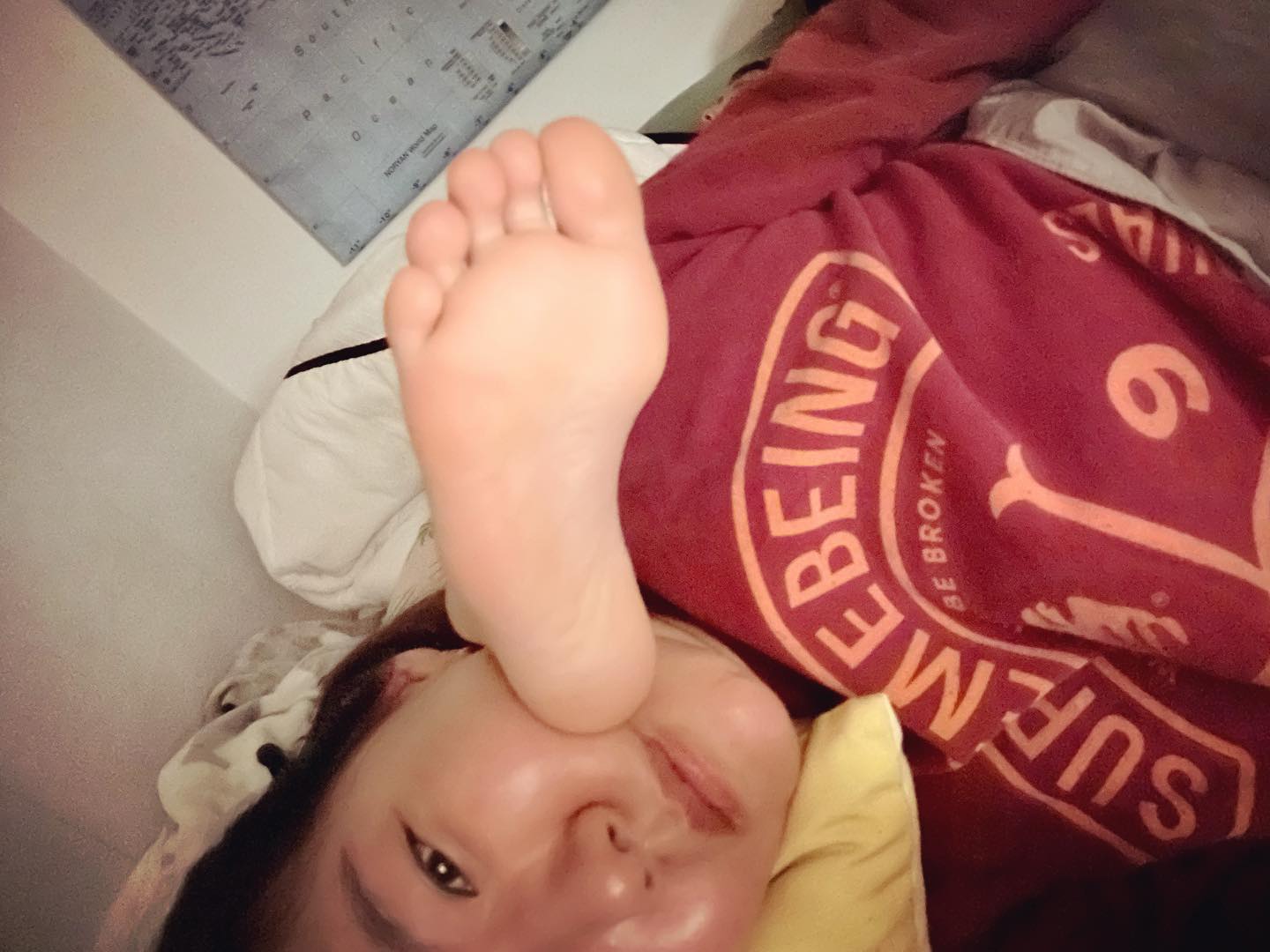 #아들스타그램 

자다가 날라오는 기척에 
잘피해왔는데…..요즘 감떨어졌나
참고로 두번째 사진은 제팔아님 ㅋ
진짜 애들 어릴땐 자다가 별도 봤는데
참 엄마는 힘든일…이네요
좀더 크면 같이 자자해도 안잔다는데
난 십이년을 이러고 살았는데 ㅠㅡㅠ
그만하자 우리 헤어져

#밤에는 #그만사랑하겠습니다 
#육아 #언제끝나 #아이폰14프로 #좋구만