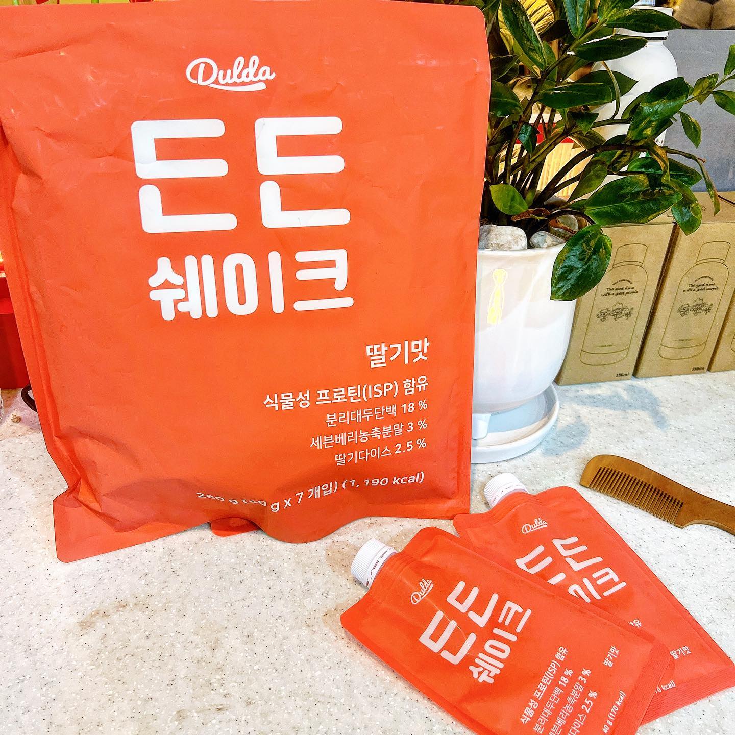 #협찬 dulda_official #다이어트쉐이크 #든든쉐이크

[덜다] 든든 식물성 단백질 쉐이크🥛

날이 추워질때면 더욱더 곰처럼 변해가는 나의 몸매.. 🐻
사람이 맞나.. 싶을때가 있는데요 😭

작심3일의 연속이지만 그래도 이번엔 다르다!! 싶어 바로 주문해본
<덜다 든든 식물성 단백질 쉐이크> !📦
요즘 다이어트도 맛있게 한다던데 넘나 궁금해 바로 먹어봤습니다 !

제가 주문한 제품은 덜다 딸기맛 단백질 쉐이크 인데요
요 쉐이크 안에는 ✔세븐베리와 동결건조 딸기가 함유되어
더욱 달콤하고 상큼한 딸기맛이 느껴지는데
그냥 물에만 섞었는데도 불구하고 엄청 진하고 맛있어서
자꾸자꾸 찾게되는 그런맛 ?! 이더라고요 🥰

특히 간편한건 기본 !
진하게 연하게 취향대로 즐길 수 있으니
앞으로도 꾸준하게 챙겨봐야겠습니다 ><❤

#식사대용쉐이크 #다이어트간편식 #뷰티 #먹방 #쉐이크 #공팔리터 #신상품나왔을땐 #단백질쉐이크 #덜다 #식물성쉐이크  #08L #덜다쉐이크 #먹방여행 #화장품 #♥️ #덜다든든식물성단백질쉐이크