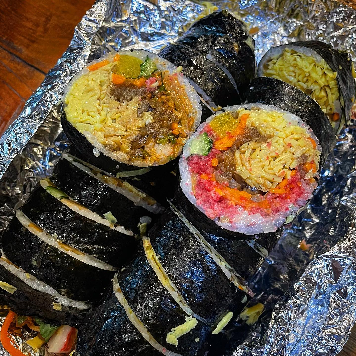 #부산 #서면 #부전시장 #명란김밥 

맛도리 천국이라고 핫한 부전시장에 김밥먹으러 출동‼️

부전시장 입구랑 가깝고 사람들이 많이 모여있는 곳으로 가면 거기가 명란김밥이다. (헤맬 필요 전혀 없움!)

골목길 안 쪽으로 길게 늘어난 줄 끝으로 가서 기다리니 대략 20분 이내 주문과 계산, 픽업까지 가능하다.

시그니처인 명란김밥부터 소고기, 참치, 땡초, 돈까스 등 종류도 다양한데 제일 비싼 김밥이 3천원이다. 요즘 일반 김밥도 2-3천원이 넘는 경우가 많은데 재료도 많이 들어간 김밥이 3천원밖에 안 하니 안 사먹을 수가 없다.

명란 김밥과 땡초 김밥 2줄 시켰는데 밥은 조금 계란에 각종 재료들이 듬뿍 들어 가 있어서 하나만 먹어도 입 안이 한 가득 찼다. 짭짤한 명란 맛이 매력적이었지만 매운 걸 좋아하는 나는 땡초김밥에 더 손이 갔다. 

요즘같은 고물가시대에 뚱뚱한 김밥이 3천원이라니‼️
맛도 좋고 양도 푸짐한 가성비 최고인 김밥이었다. #재방문의사있음 

📍가격
✔️명란김밥 : 3,000원
✔️땡초김밥 : 3,000원

#먹뽀N #부산 #부산맛집 #서면 #서면맛집 #부전 #부전맛집 #시장 #시장맛집 #시장김밥 #김밥 #김밥맛집 #김밥스타그램 #먹팔 #맞팔 #먹스타 #먹스타그램 #💜