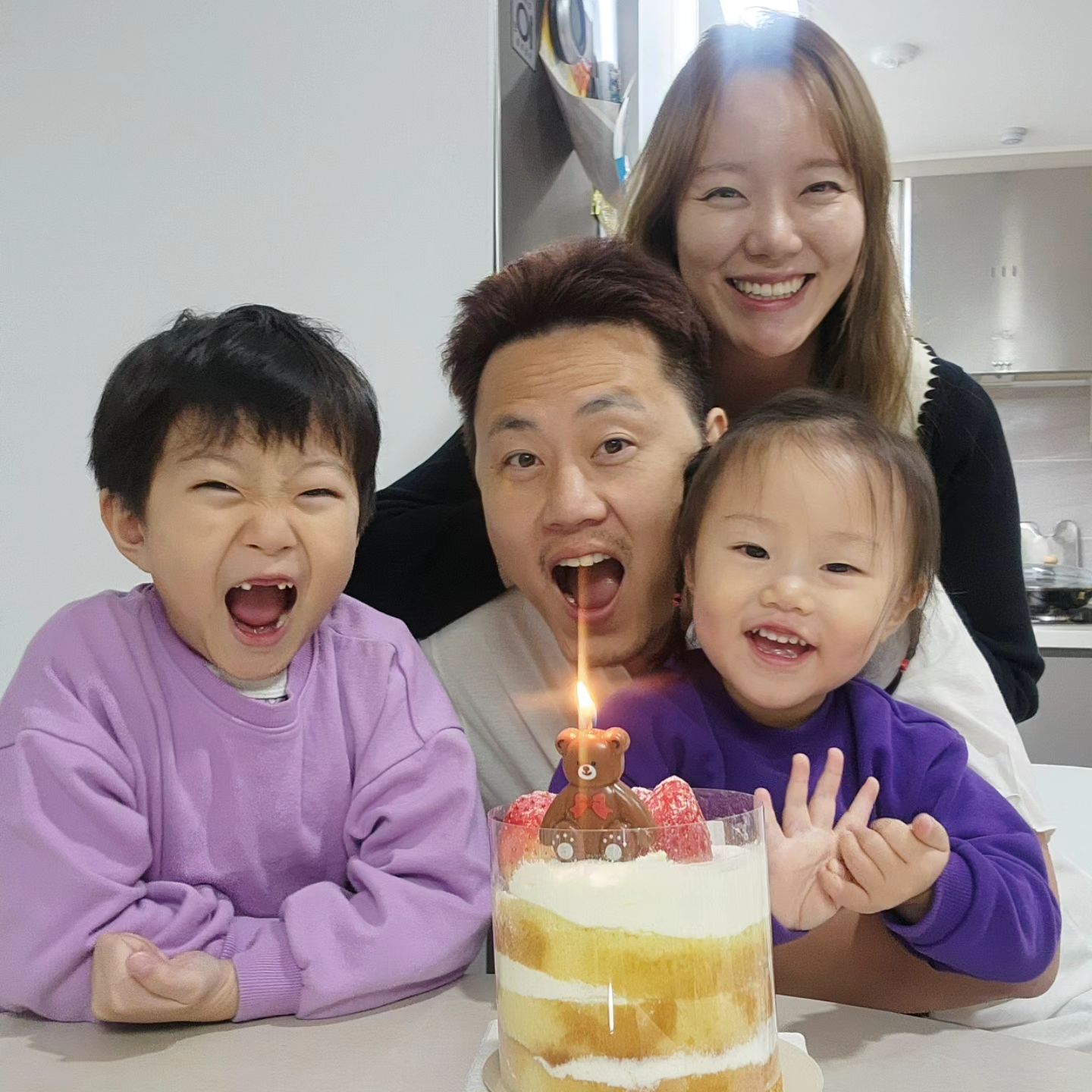 오늘은 삐비가 태어난지 2500일
남편이랑 사귄지 2900일-2일
다을이가 태어난지 900일-1일

🥳 원래 날짜 잘 안세는데 여행 잘 갔다오자! 스타벅스 신상케익이 나왔다! 겸사겸사 촛불 불기 후후후 =333

사진과 달랐던 비쥬얼의 딸기케이크는 꽤 맛있는지 몽땅 다 다을이 뱃속으로 퐁당❤️

다녀오면 딸기 잔뜩 사줄게 지금은 황금향 잔뜩 뱃속에 담아보자 😙

그런데 너네 누구닮은건지 아직도 잘 모르겠다 ㅋㅋㅋ

.
.
.

남편 100일 뒤면 3000일이래 😊😊😊😊😊😊
.
.
.
#가족사진 #기념일 #기념일사진 누구를 축하해야하나