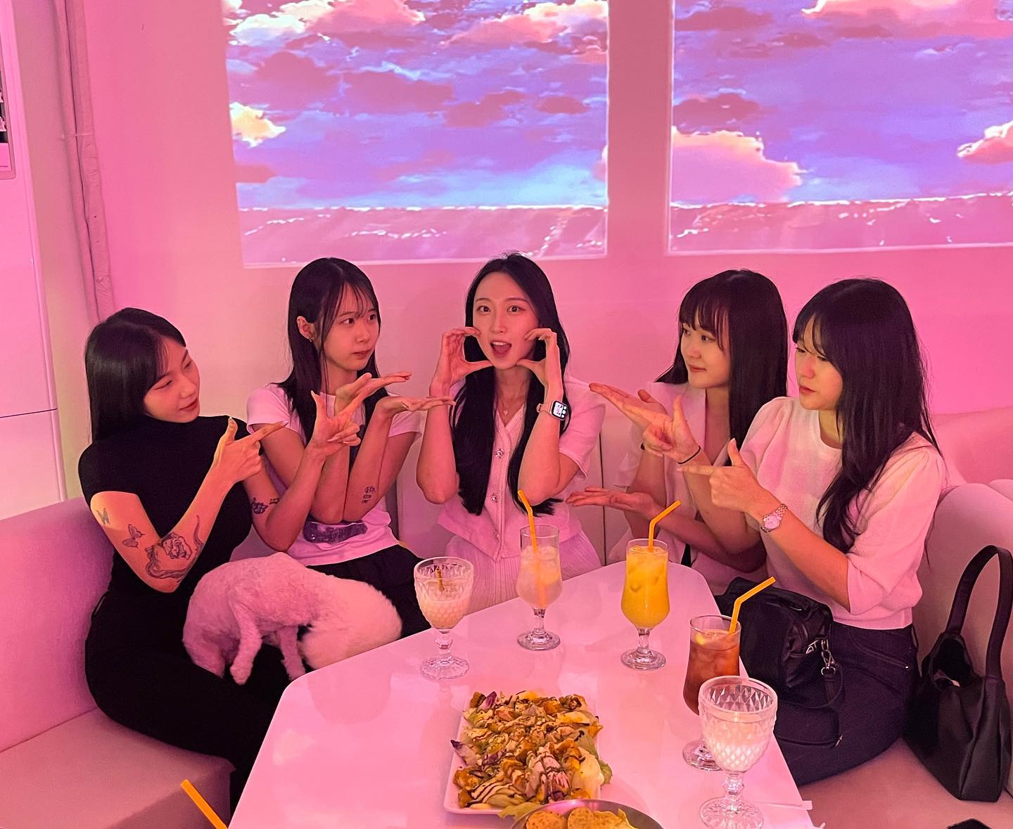 케이크없는 생일파티 어떤데¯\_(ツ)_/¯ 최소 13년지기 내 친구들♡︎ 끼리끼리라고 다들 예쁘됴? 근데 성격 진짜 가지각색에 다 좀 이상한거같지만 그래서 좋다ㅋㅋㅋㅋ 예민하고 짜증많은 나 있는그대로 봐주고 걍 그런가보다 무시해줘서(?) 고마워♥︎ 앞으로도 지금처럼 사회생활하다 빡치게하는 사람 얘기하면 어따 올릴수도 없는 험한말로 대신 욕해주는 사이가 되자ㅋ.ㅋ 민지야 인스타는 도대체 언제 깔거야….?
#케이크없는생파 #생일파티 #birthdaygirl #행궁동 #뮤코드 #영신중 #할머니되는그날까지