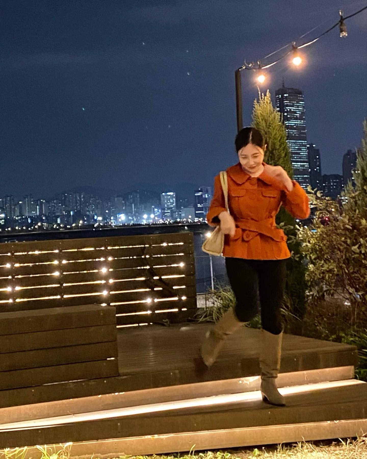 간만의 #현경인정맛집 기록

얼마 전, 다른 후기 사진들 보고는 흐음..괜찮으려나 고민하다 들러봤는데 웬걸 사진이 다 못 담는 거였던! 사진으로 보이는 것보다 훨씬! 분위기도 맛도 너무 기분 좋은 경험이던 마포 #아이오유 입니다.

restaurant_iou ✨

이런 뷰가 장점인 음식점은 보통 그 뷰가 전부일 뿐,
나머지 모~든 게 실망스러운 경우가 허다해서 특히나 의심하고 보는 편인데, 여기는 ✔️음식, 가격, 서비스 다 만족하고 나왔어요.

✔️이승만 전 대통령의 별장이던 저택
심지어 공간에 대한 스토리도 있는 거지! 인테리어는 거의 손대지 않고 그대로 사용 중인 만큼 올드한 듯 촌스러운 듯 싶다가도 특유의 무게감이 있어서 #클래식 하게 느껴지구요. 그 덕분에 층 별, 홀과 룸 분위기도 뷰도 다 특색있게 달라요.

✔️음식도 모두 깔끔하게 클래식 스타일
괜한 기교 부리지 않고 익힘 정도, 간, 식감, 온도감, 은은한 감칠맛 포인트 등 기본기가 너무 깔끔해서 어느 하나 모난 점 없이 모든 코스가 편안하게 맛있었어요.

무엇보다 ✔️숙련도 높은 직원 분들에게서 나오는, 무게감 있는 친절함과 사소한 디테일 차이도 큰 몫을 했구요!

연인 간 데이트하기에도 좋지만 장소가 장소였던 만큼 정치계 인사들 모임도 자주 이뤄진다고 해요. (품격을 갖춘) 어르신들 취향에도 맞다는 소린데, 애매한 한정식 집에서 괜한 돈 쓰는 것보다 이곳 룸에서 #상견례 하는 것도 참 나이스한 선택지다 싶어요!

못 적은 할말이 더 많은데 뭐 그건 추후 #블로그 로 가야지 모

제가 앉은 테이블은 2층 창가자리고
디너 커플 세트(메인: #티본스테이크 선택) 먹었어요.
- 가격 인 당 130,000원

#마포아이오유 #레스토랑아이오유 #아이오유레스토랑
#마포맛집 #마포역맛집 #겨울데일리룩 #자켓코디 #부츠코디
#데이트룩 #연말데이트 #한강뷰 #한강뷰레스토랑 #뷰맛집