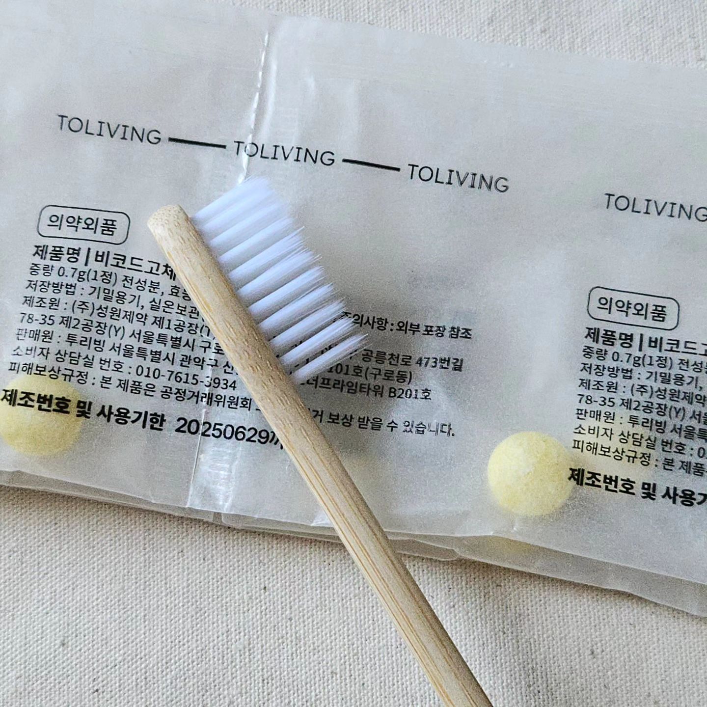 #협찬 #제로웨이스트 #투리빙 #고체치약
to_living_ #toliving #zerowaste

. 부드럽고 거품 많이 나오는 고체치약
. 일반 치약만큼 풍성한 거품, 잔여감없는 고체치약
. 인체 무해 성분 제로 
. 국내산 죽염 + 핀란드산 자일리톨 + 레몬주스
구취제거
. 가글용으로도 완전추천
. 잔여감 없이 깔끔한 레몬향
. 휴대용 여행용으로 강추
. 부드러운 칫솔모
. 제로웨이스트 대나무 칫솔
. 밀랍코팅 대나무칫솔로 곰팡이 예방
. 부드러운 고체치약이라 계속 찾게되요
. 환경을 위한, 나를 위한 제로웨이스트

https://m.smartstore.naver.com/toliving/products/6091227492?