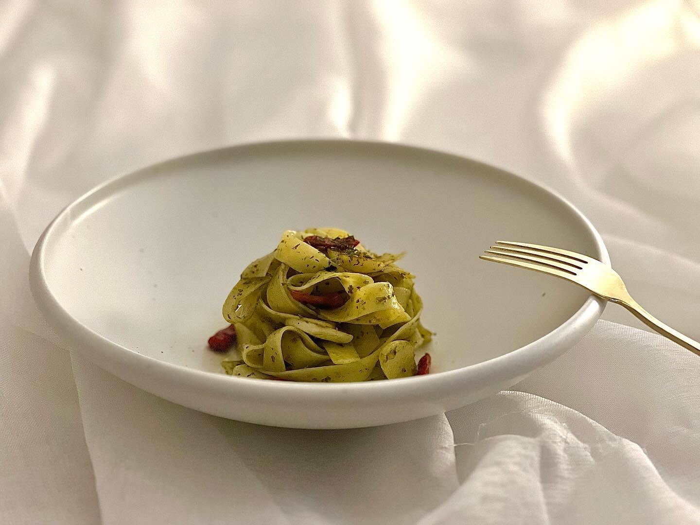 바질페스토🍝
챱챱

저희 엄마가 바질페스토 처음드셔보신다고 진지하게 시식하시더니
어머 맛있네?? 하시더니 다드셨어요 ㅋㅋㅋㅋㅋ

세상에 맛있는게 정말 많은데.. 어려운 요리도 아닌데 한번도 못해드려서 죄송한 마음뿐이였어요..🥲

오실때마다 맛있는거 많이 사드리구 해드려야겠어요😥

눈오고 비오고 우박오는 이상한 날씨에 사랑하는 가족들과 맛있는 요리 드시면서 행복한 시간 보내세요♥️

📜공구는 자정 마감입니다😊