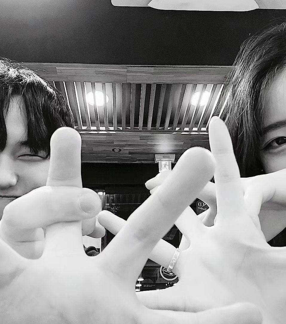 💥
승현이랑 나랑 사진으로 이건준한테 딱밤 날린거