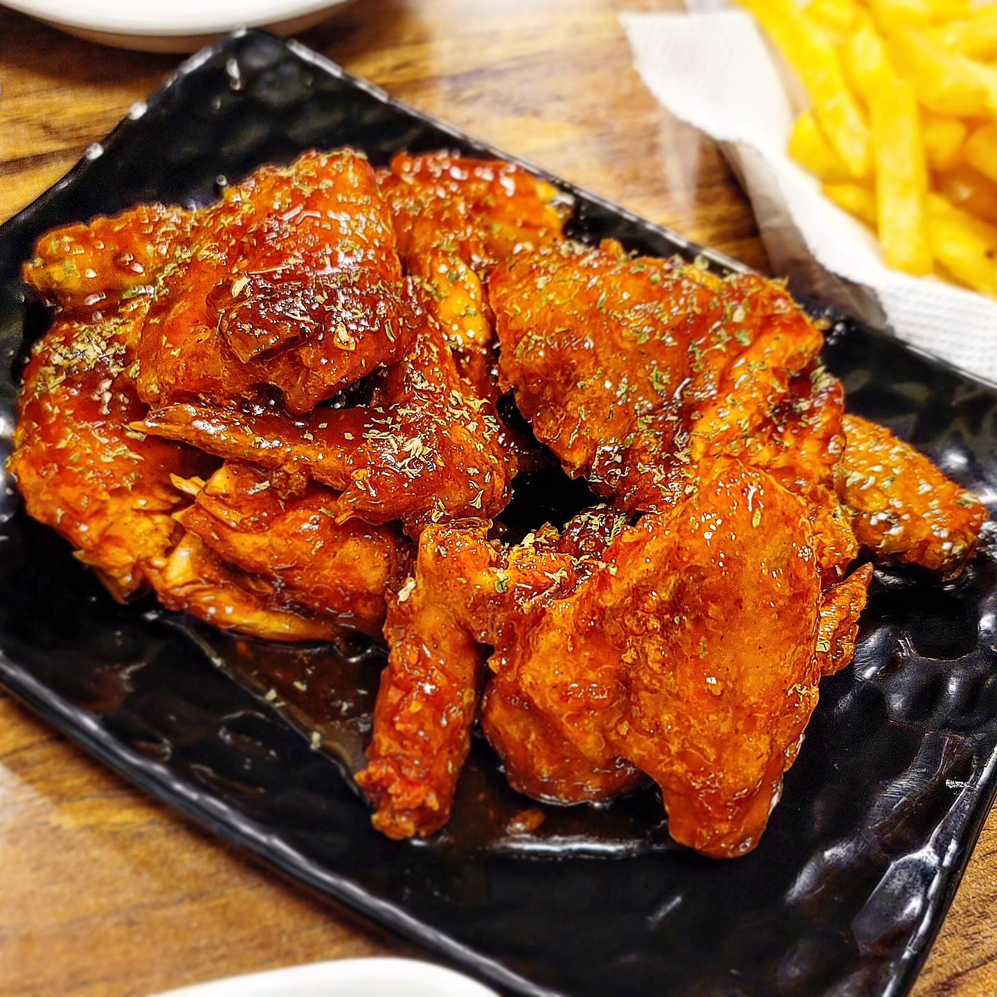통닭 한마리 8000원‼️ 세마리 21000원🥰

친정엄마 혼술맛집 추천이요ㅎㅎ
초복날 엄마 꼬임에 넘어가 방문했는데 만족하고 왔네요.
뭔 통닭먹으러 남의 동네까지 가느냐고~
음...갈만하더라규요ㅋㅋㅋ
가격도 가격인데 요기 양념통닭 왤케 맛나고난리!
감튀와 닭똥집튀김 때깔보세요~크~~

배달안되요!!
오직 매장이용과 테이크아웃만 가능합니다.

📍두부자통닭 삼양점 : 서울 강북구 미아동 833-27
🪧영업시간 : 15:00~24:00
🪧전화 : 0507-1486-6601

#두부자통닭 #두부자통닭삼양점 #삼양동맛집 
#삼양시장 #삼양시장맛집 #옛날통닭맛집 #가성비치킨
#양념치킨맛집 #닭똥집튀김 
#강북맛집 #치킨맛집
#먹스타 #맛스타 #먹팔 #맞팔 #좋반 #인친해요
