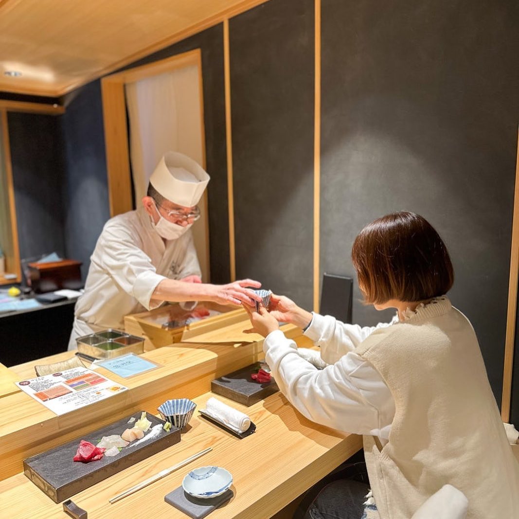 오마카세 먹으러 도쿄옴 🍣
1인 15,000엔 극강의 가성비 ⭐️

스시시이나 (鮨しいな)
大将おまかせコース 15,000円(税込)
타이쇼 오마카세 코스 15,000엔 (세금포함)
​
[ 총 18품, 120분 ] 
부위별 생선 스시 / 계절 일품요리 
사시미 / 오징어 / 조개류 / 갑각류 / 붕장어 
계란말이 / 성게 / 계란찜 / 디저트 등 
​
매일 제철 식재료를 엄선하여 
베테랑 장인의 손에서 다듬고 
스시 뿐 아니라 사시미, 일품요리에 
디저트까지 다양하게 맛볼 수 있고
요리와 잘 어울리는 각종 주류, 음료는 물론 
전국 각지의 니혼슈도 있어요 💛

한국어 가능한 직원이 있어서
한국어 예약, 안내 가능 👌🏻
메뉴가 나올때마다 한국어 카드를 
함께 보여줘서 어떤 음식인지 알 수 있음!
스시가 친절하고 분위기가 맛있어요 💛

▪주소 : 東京都千代田区鍛冶町1-9-19 GEMS神田 4F
Tokyo, Chiyoda City, Kajicho, 1 Chome−9−19 GEMS新日本橋 4F
▪위치 : JR 간다역 남쪽출구 도보 4분
JR 신니혼바시역 4번 출구 도보 3분 
도쿄메트로 간다역 1번 출구 도보 4분
​
▪인스타 sushi_shiina 
▪영업시간 : 17:00~
▪휴무일 : 일요일, 공휴일 
​
​
한국어 카톡 예약 sushi2214 ⭐
한국어 메뉴, 한국어 가능 직원 있음⭐
2022년 11월 25일 오픈 ⭐
​
(일반/단독) 카운터 석, 단독 테이블석에서 
2시간 식사 (오마카세 1인 15,000엔~)
※ 단독 카운터석은 3인부터 대실료 X
2명 이하 식사시 대실료 1만엔 발생