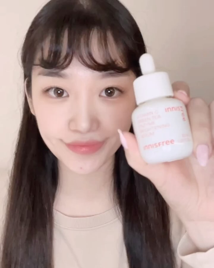 #광고
이니스프리 ➰ 비타C 7일 톤업 세럼 30ml

비타C 7일 톤업 세럼 바르고 피부톤 맑아진 사람 나야나🙋🏻‍♀️

저 이거 사용하고 톤업되고 피부가 맑아져서 
동료들이 혼자 피부 좋은거 바르냐는 소릴 들어요 ㅎㅎ

최근에 다르게 화장한것도아니고 세럼하나 바꿨을 뿐인데...
이렇게 맑아져도 되나요..??🤭ㅋㅋㅋ

저 턱에 트러블나서 짰는데 3일만에 들어갔고ㅜ 
(원래 흔적이 1달정도 감 ㅜㅜㅜ 더 오래 갈때도 있음)
피부도 무슨 모공하나 보이지 않게 
생얼 피부가 너무 좋아보입니다 ... 😉✌🏻💛

어쩜 이렇게 피부가 살아난걸까요??
30대 들어서 점점 집착하게 되는 피부관리였는데
화장으로 가려지지 않았던 칙칙한 피부가 
단, 7일만에 이렇게 좋아보이긴 처음이네요ㅎㅎㅎㅎ

다양한 제품을 사용해왔지만, 
제가 최근에 사용하면서 피부톤 변화를 가장 크게 느꼈던건 
비타c 7일 톤업 세럼이에요‼️

맑은 피부를 원하신다면 비타C 7일 세럼으로 관리를 시작해보세용!!
왕 추천입니당🩷🩷
.
.
innisfreeoffcial

glowpick_official
.
.
.
#아망초 #또나 #글로우픽체험단 #글로리그램 #이니스프리 #올리브영 #비타C7일톤업세럼 #비타C세럼 #톤업잡티아웃