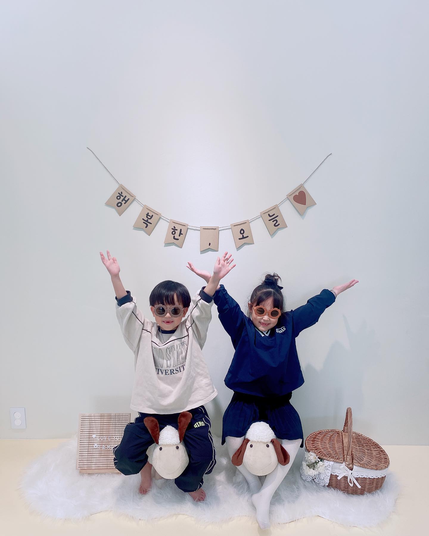 여기는 찐포토존 🤍

키카두 좋고, 포토존도 좋고 
우리끼리만 신나게 놀수 있으니
더 좋은 곳 😊 
감성키카에 엄마들 완전 퍈하게
쉬다온곳으로 강추 🖐🏻

루다이사갈날이 얼마안남았댜,,
더더 좋은 추억 마니 만들자 🩶